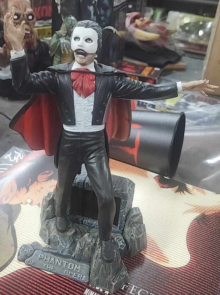 Statuette PHANTOM OF THE OPERA collée et peinte à la main.