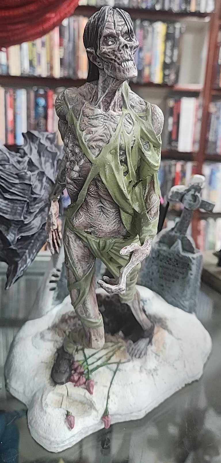 Statuette zombie, collée et peinte à la main.