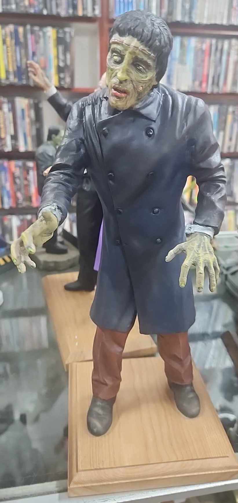 Statuette FRANKENSTEIN LEE collée et peinte à la main.