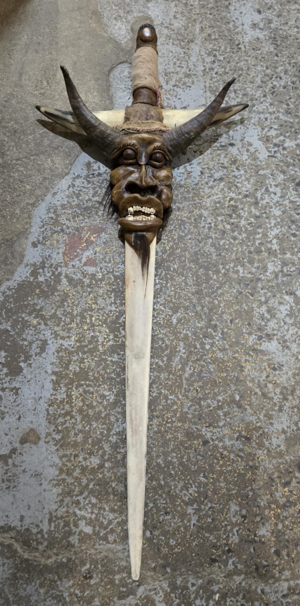 Épée tribale.
