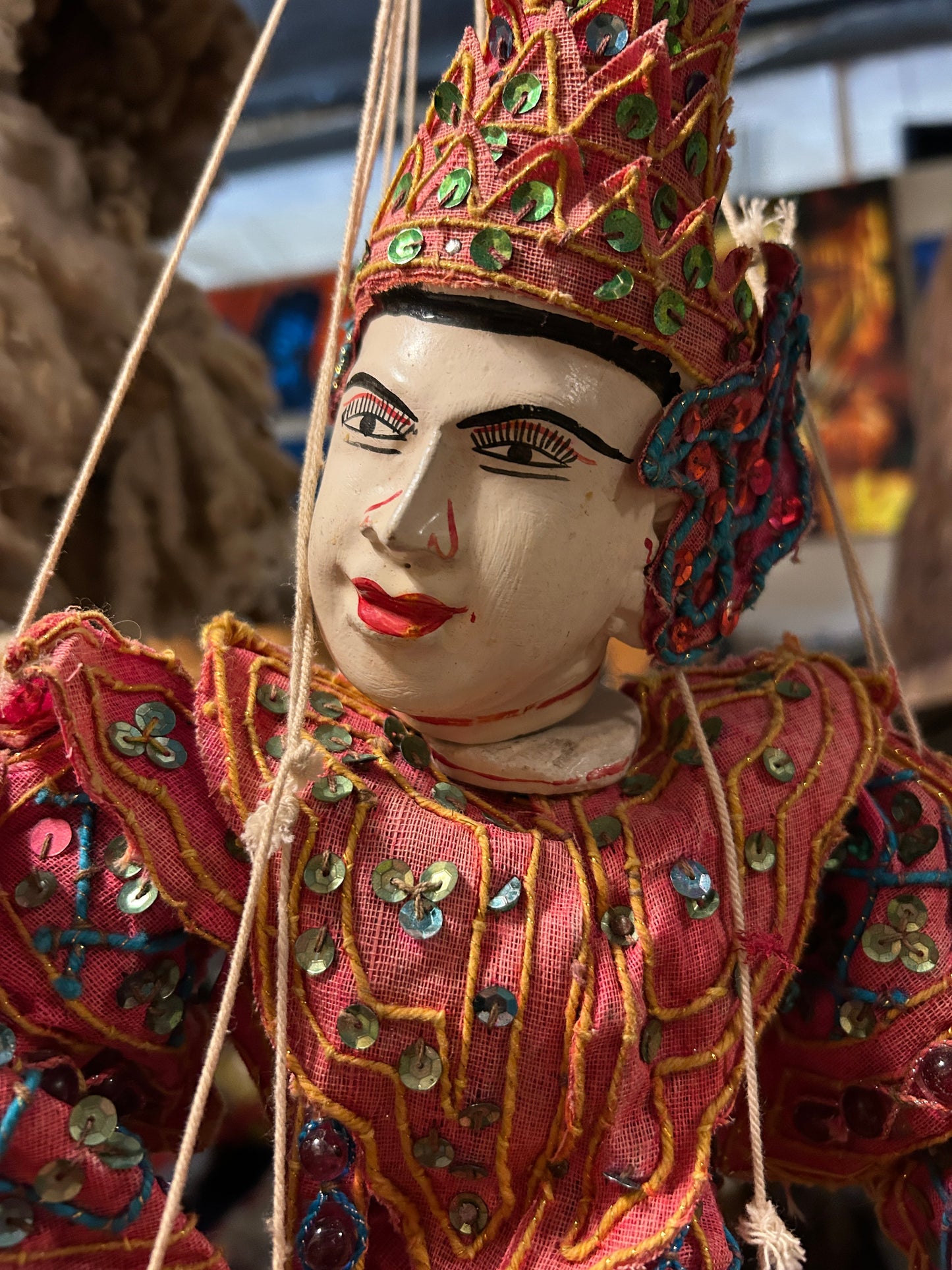 Marionnette antique rouge en bois style thaïlandais.
