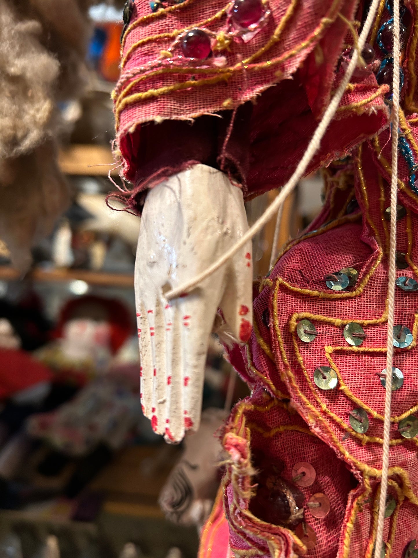 Marionnette antique rouge en bois style thaïlandais.