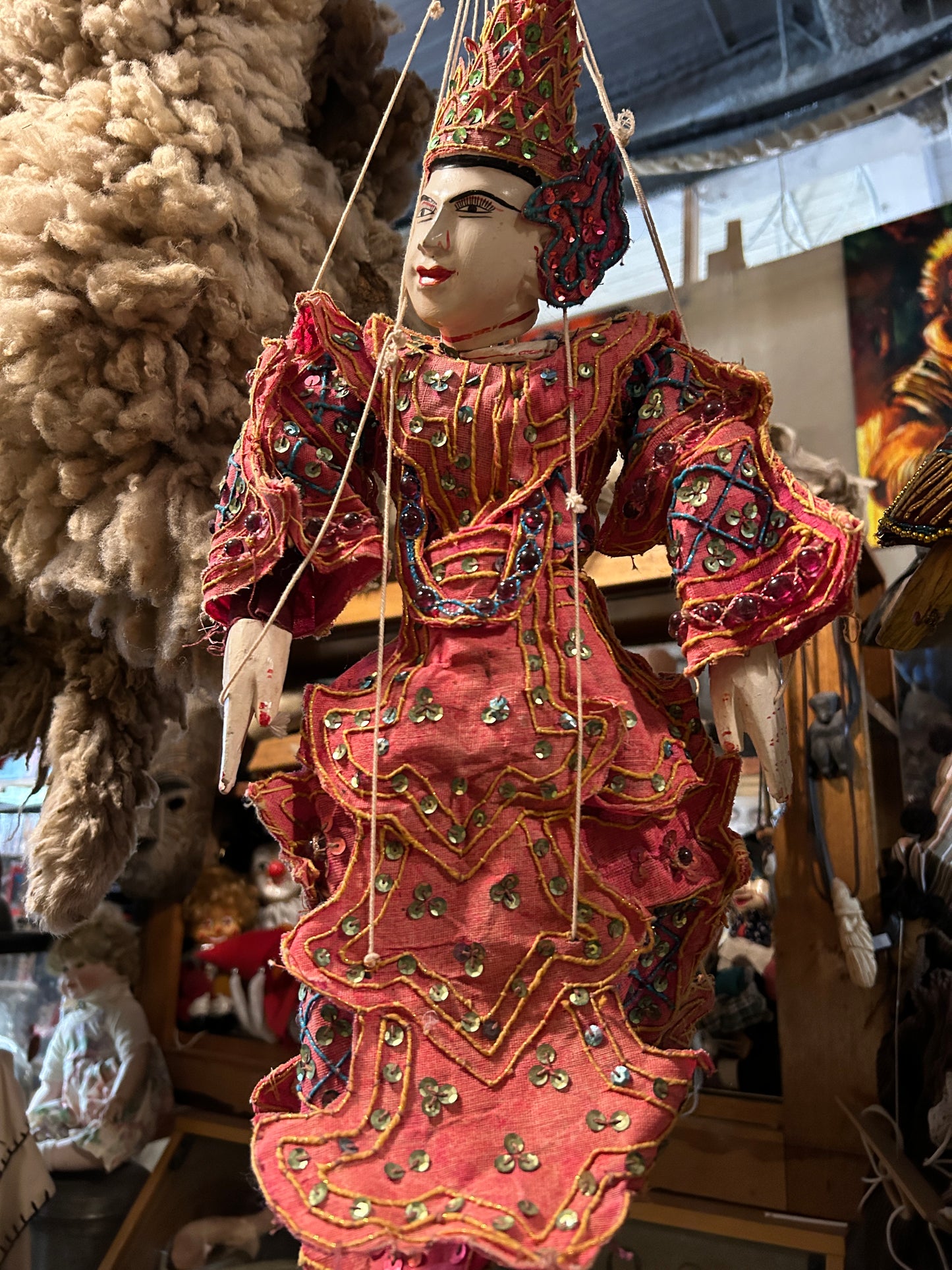Marionnette antique rouge en bois style thaïlandais.