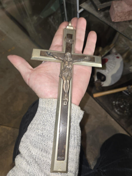 Grand crucifix vintage en métal et en bois