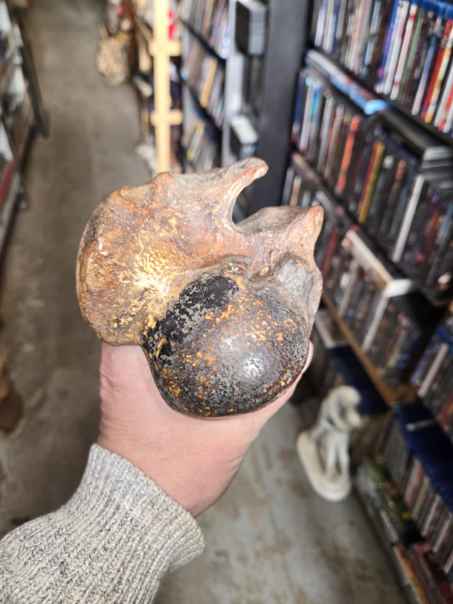 Sculpture tribale dans un fémur de boeuf.