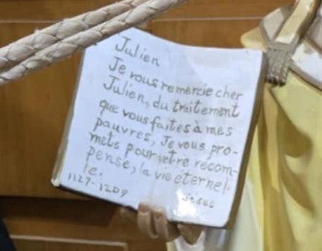 Statue de Saint-Julien avec un fouet de roseaux
