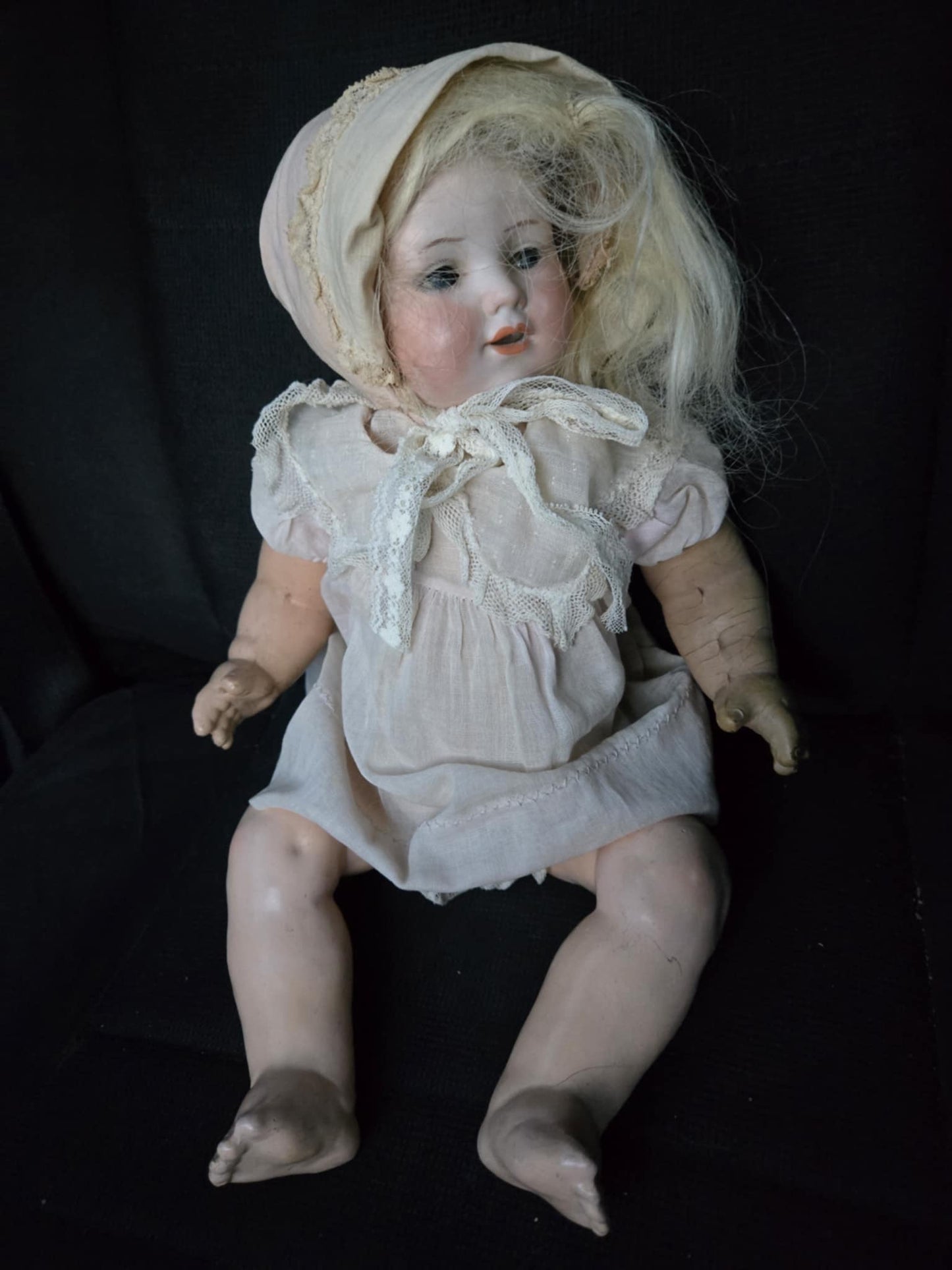 Poupée antique en robe de nuit