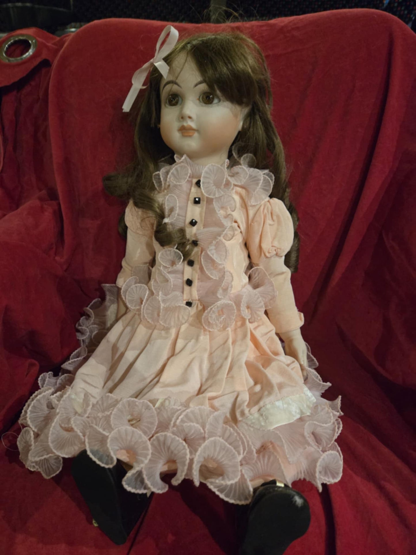Poupée antique européenne en porcelaine, robe corail.