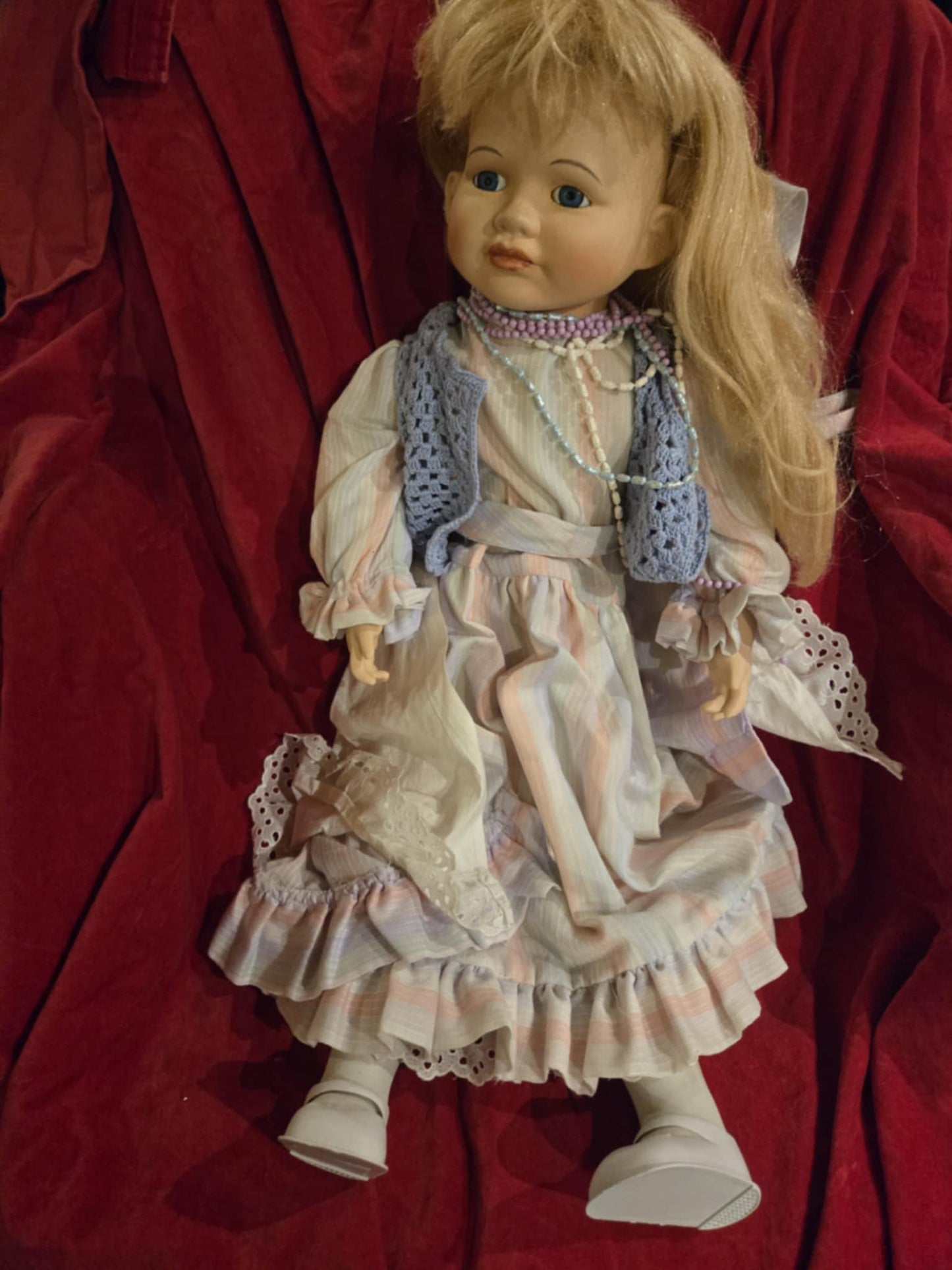 Poupée vintage en porcelaine, robe blanche et rose