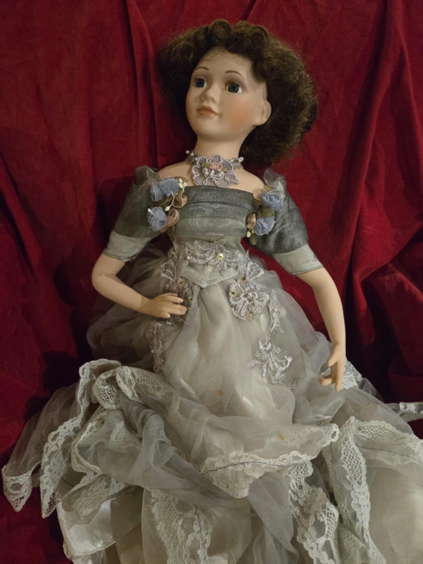 Poupée antique en porcelaine robe victorienne