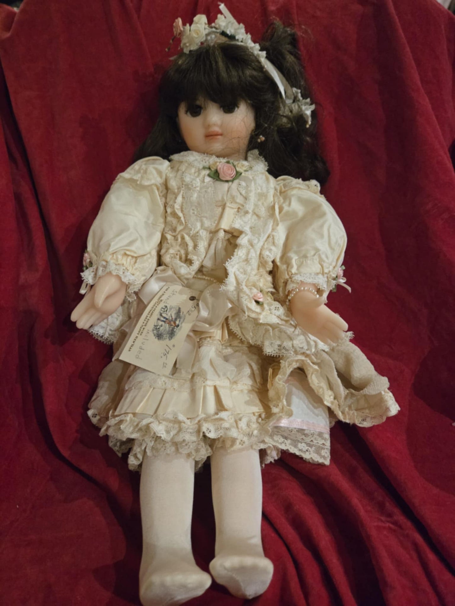 Poupée de porcelaine antique en robe