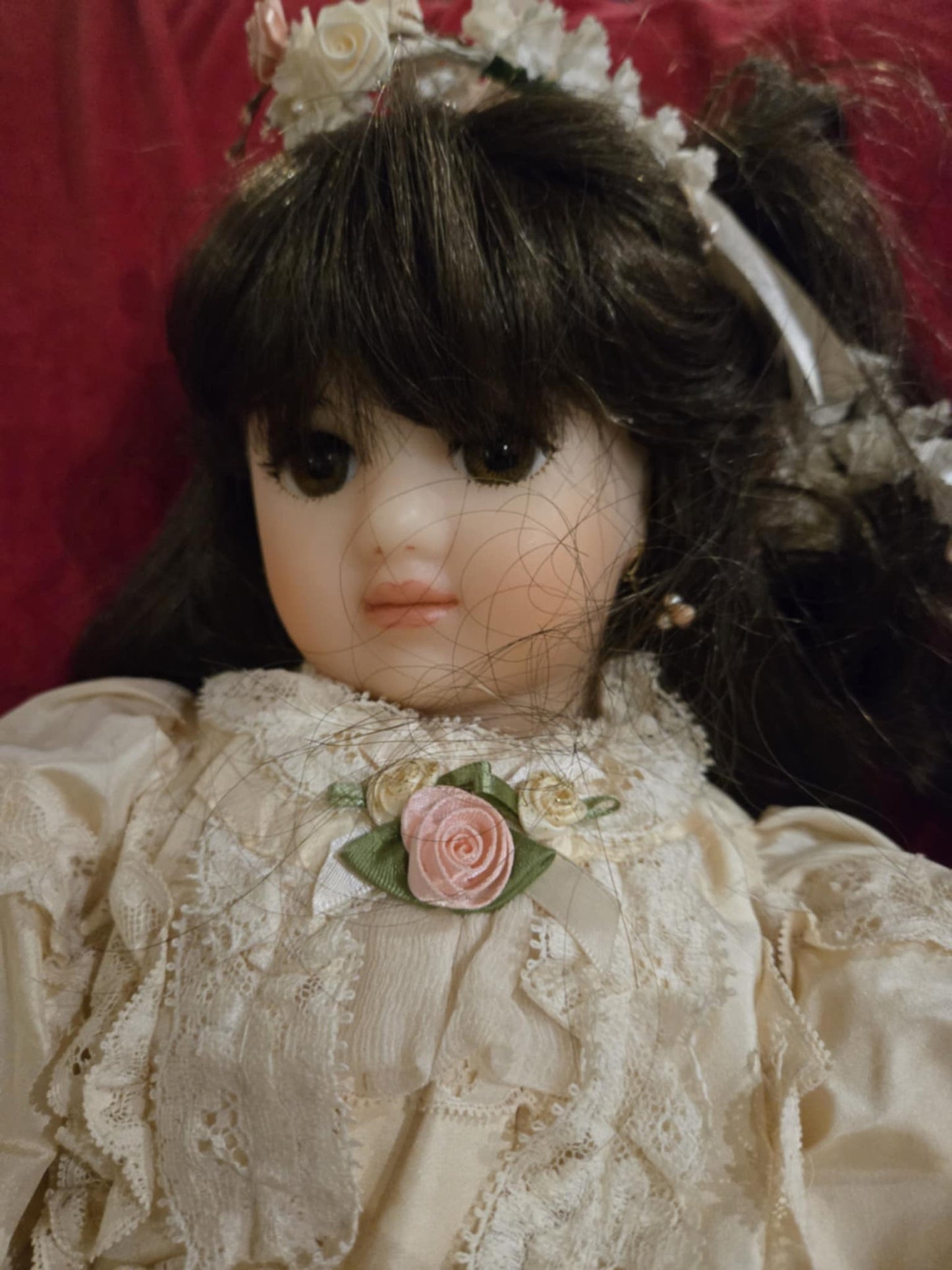 Poupée de porcelaine antique en robe