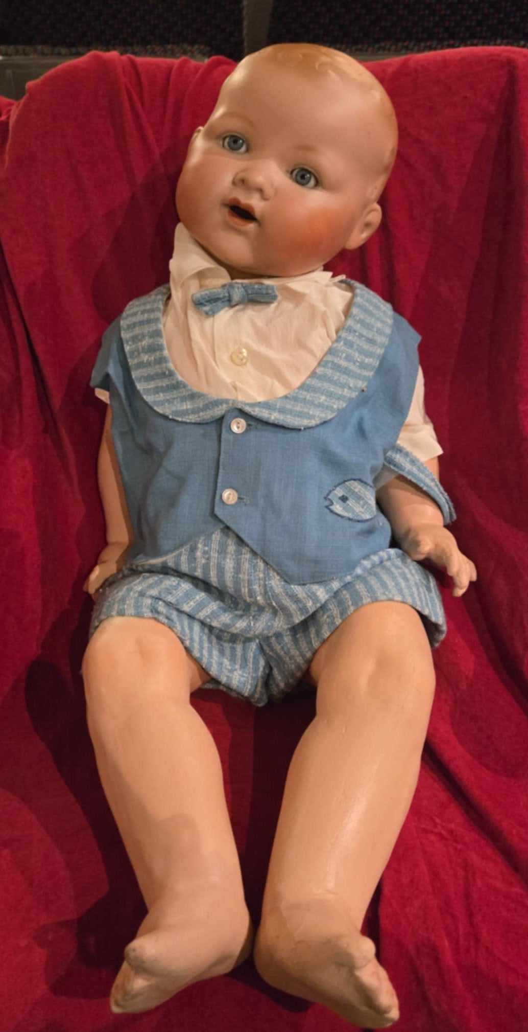 Poupée antique garçon joufflu en tenue bleue pâle