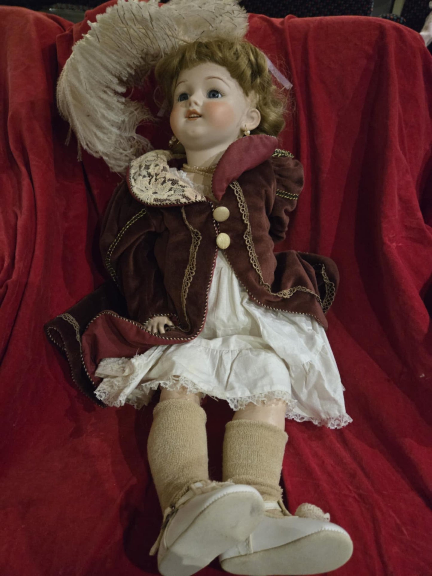 Poupée antique européenne manteau, robe et plume