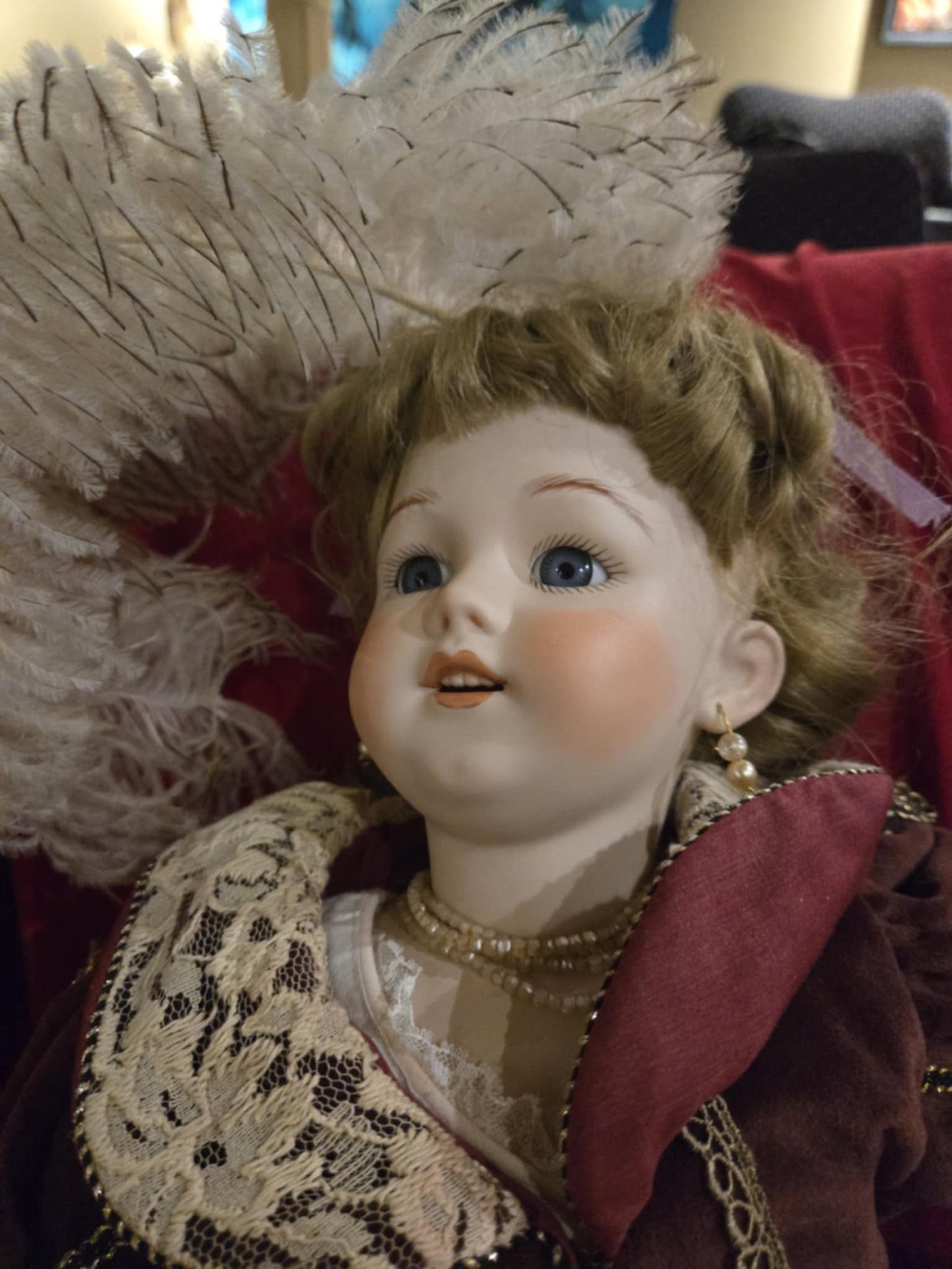 Poupée antique européenne manteau, robe et plume