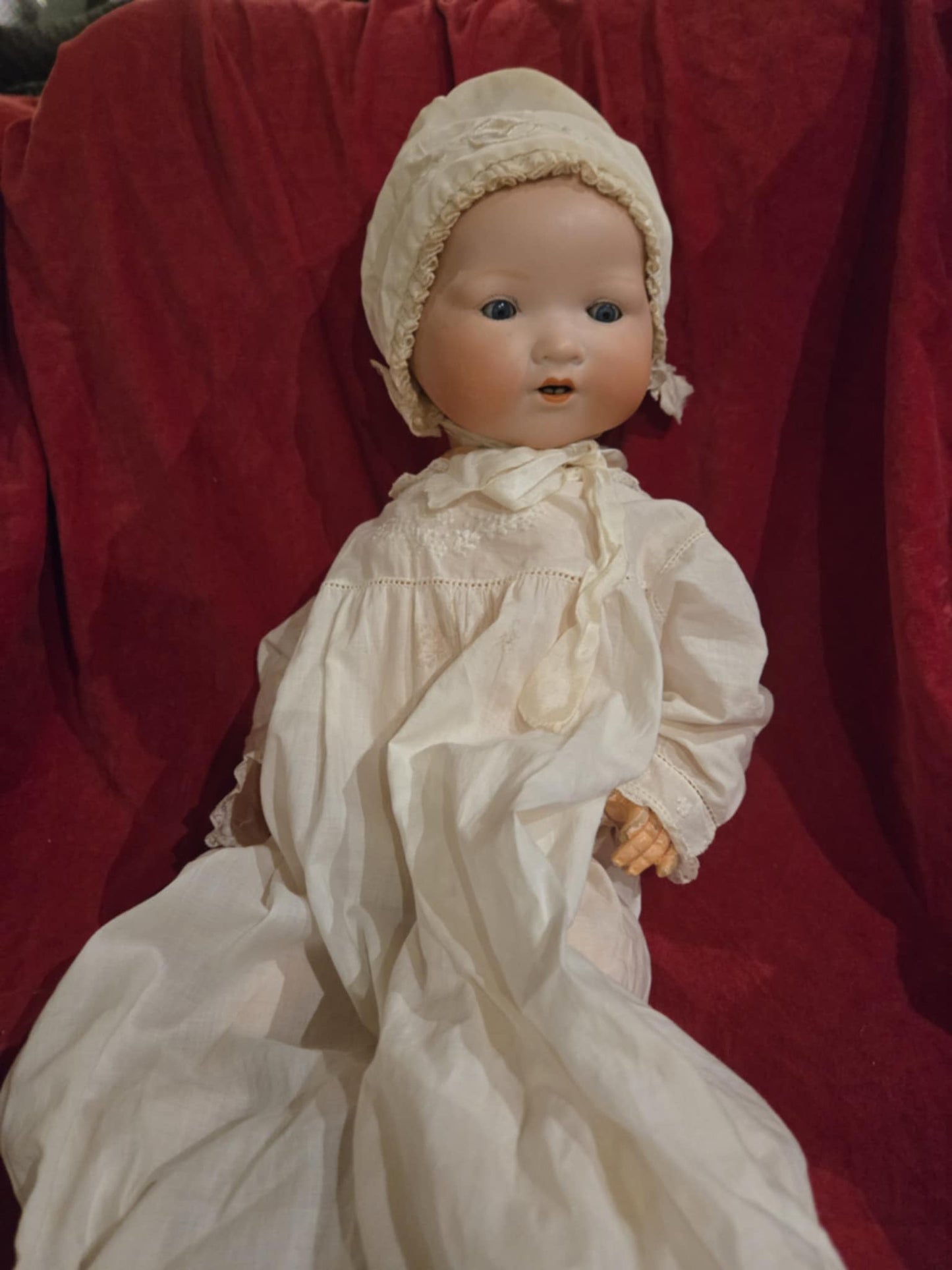 Poupée antique bébé en robe de nuit