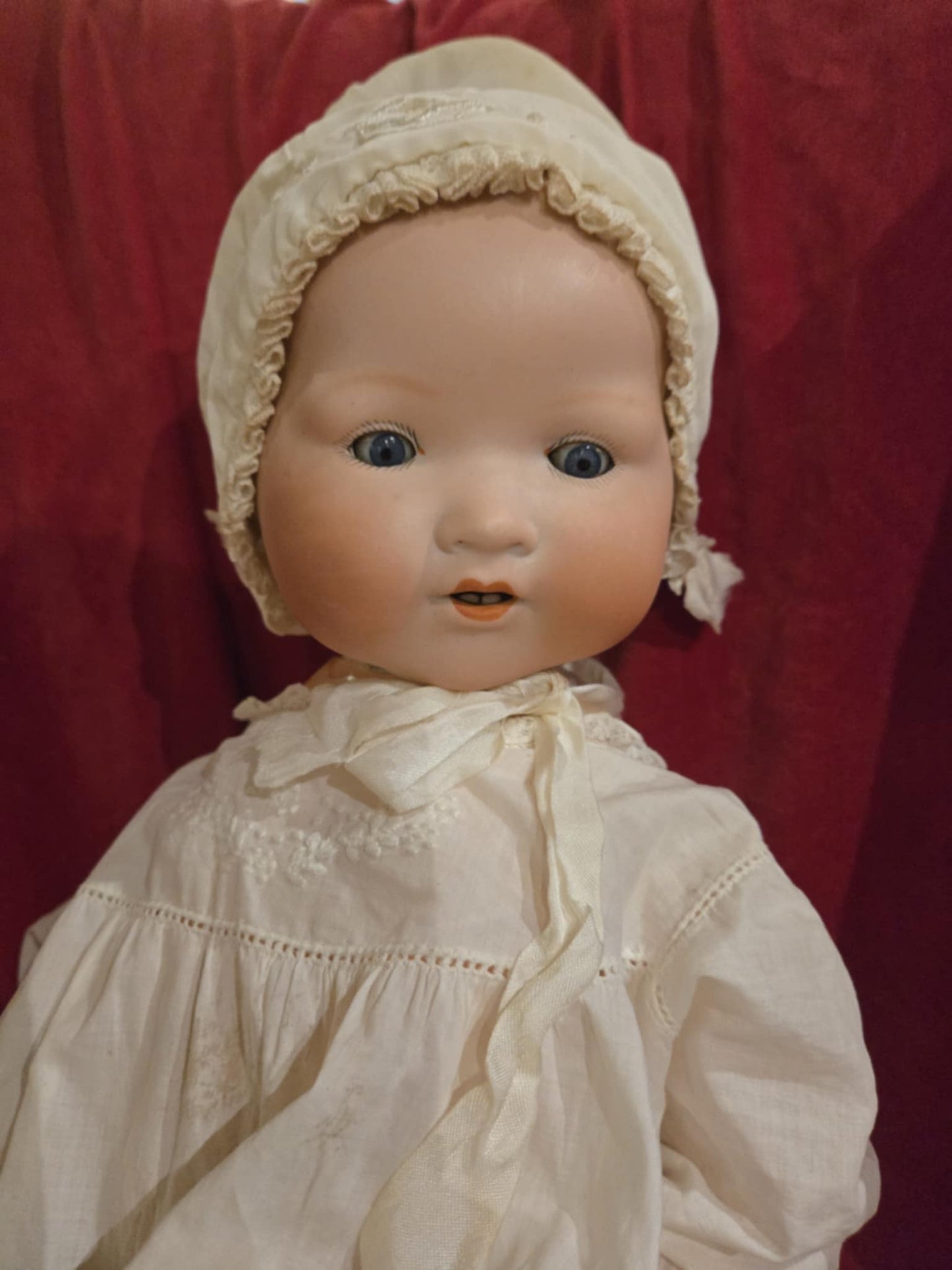 Poupée antique bébé en robe de nuit
