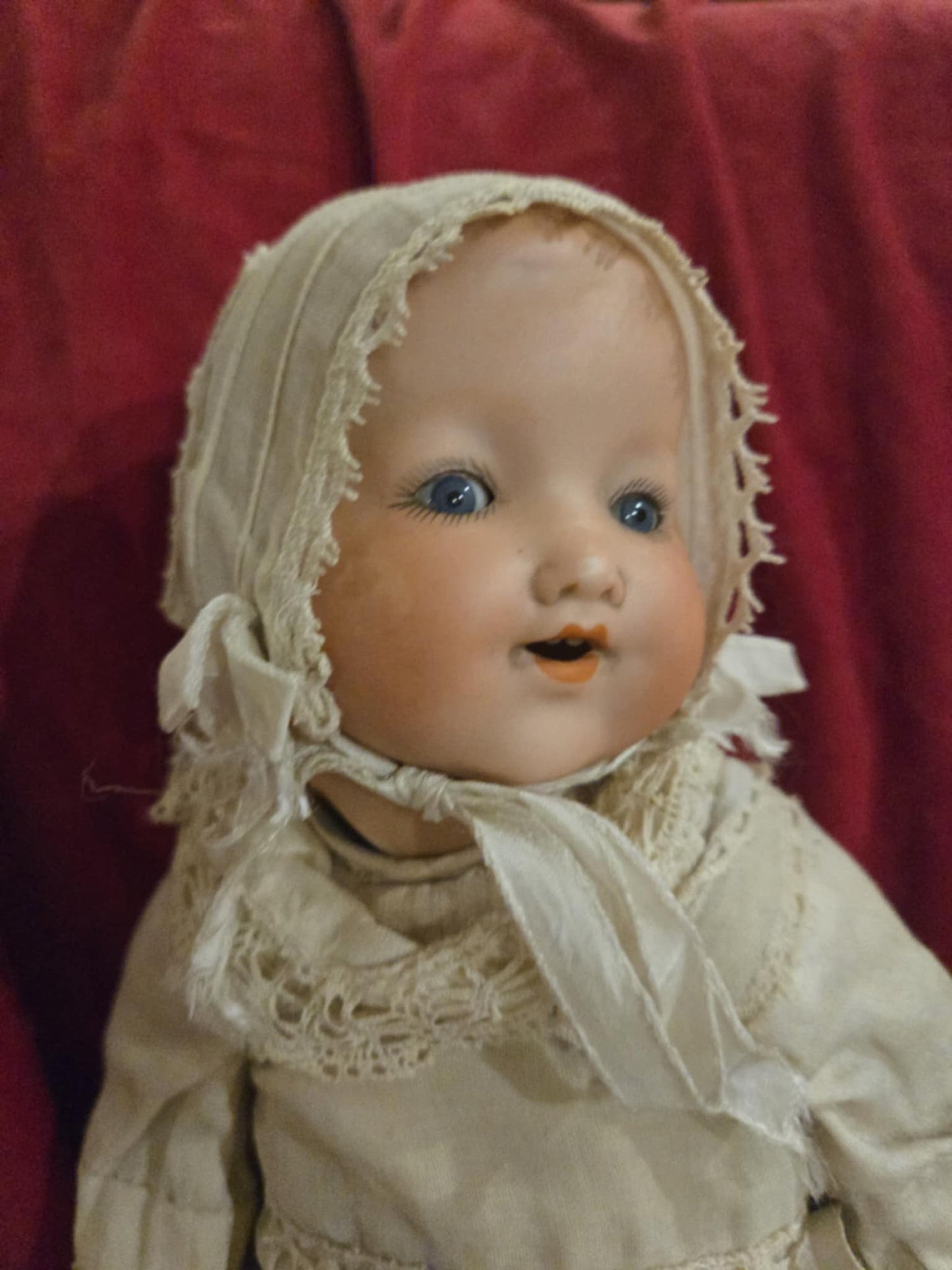 Poupée antique européenne en robe de nuit