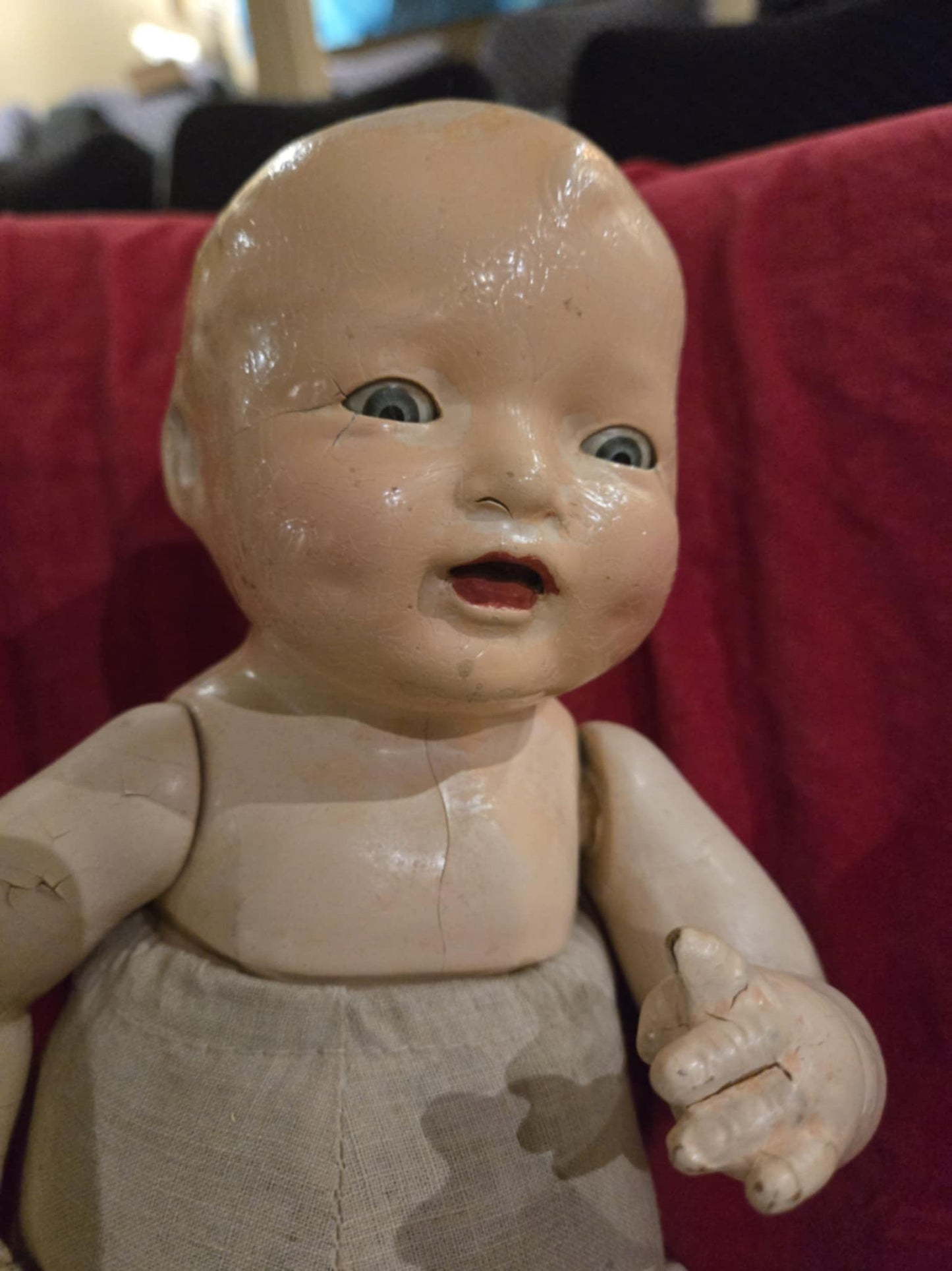 Poupée antique en porcelaine et en tissu.