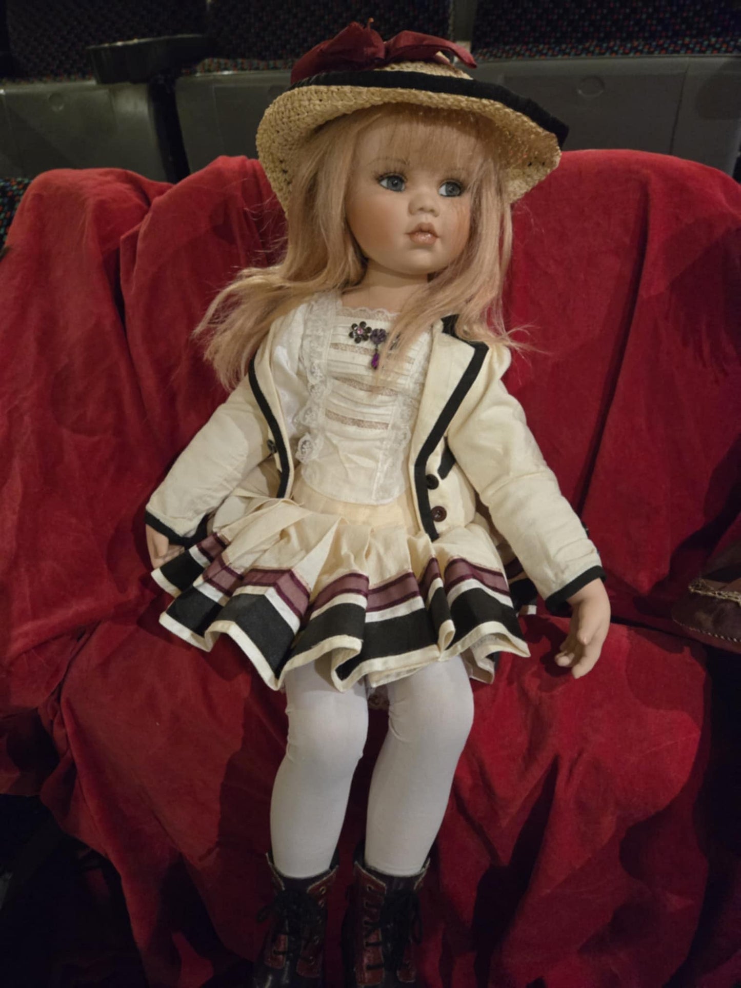 Poupée vintage des années 90 avec chapeau.