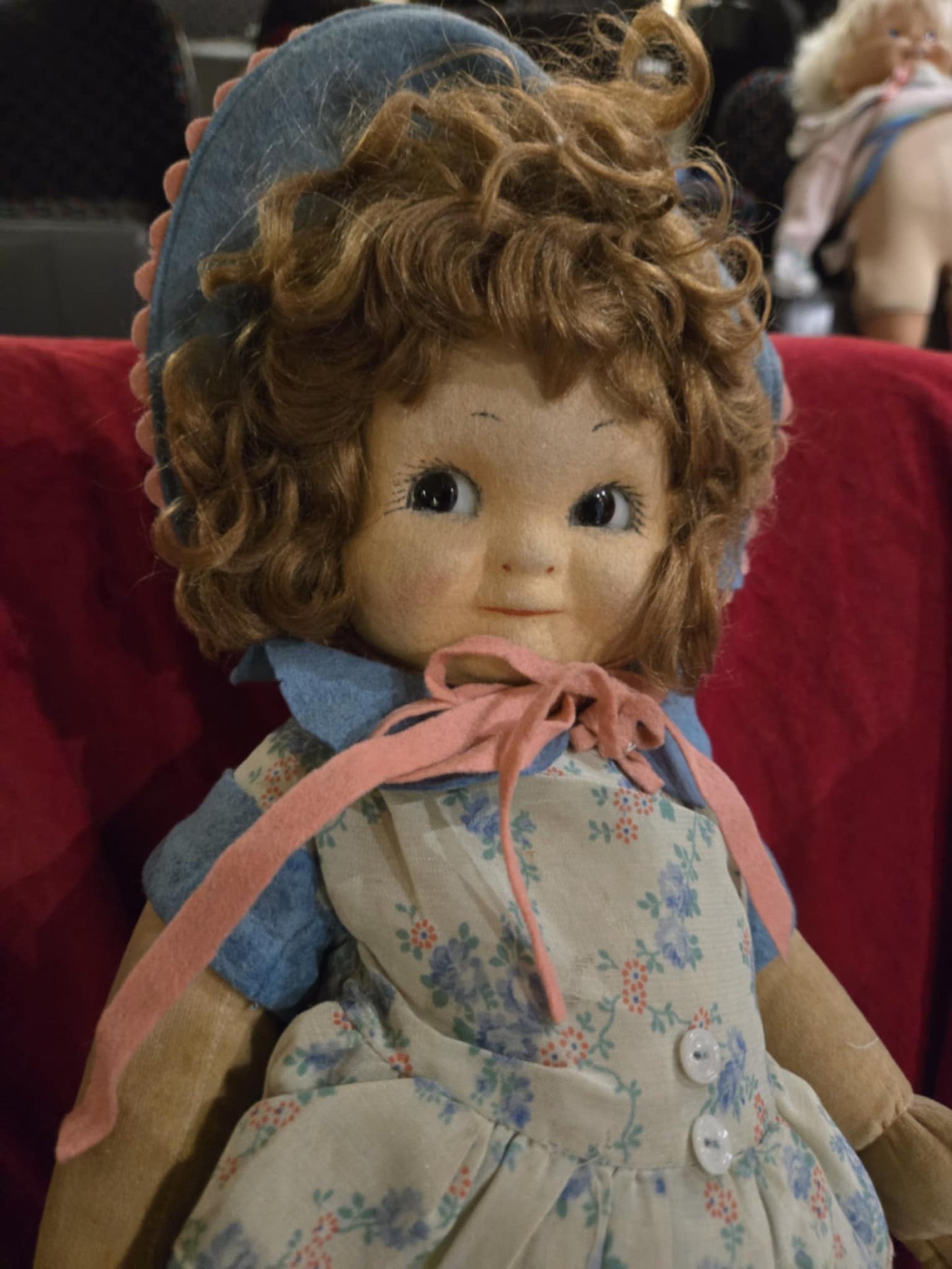 Poupée antique en tissu avec yeux en verre
