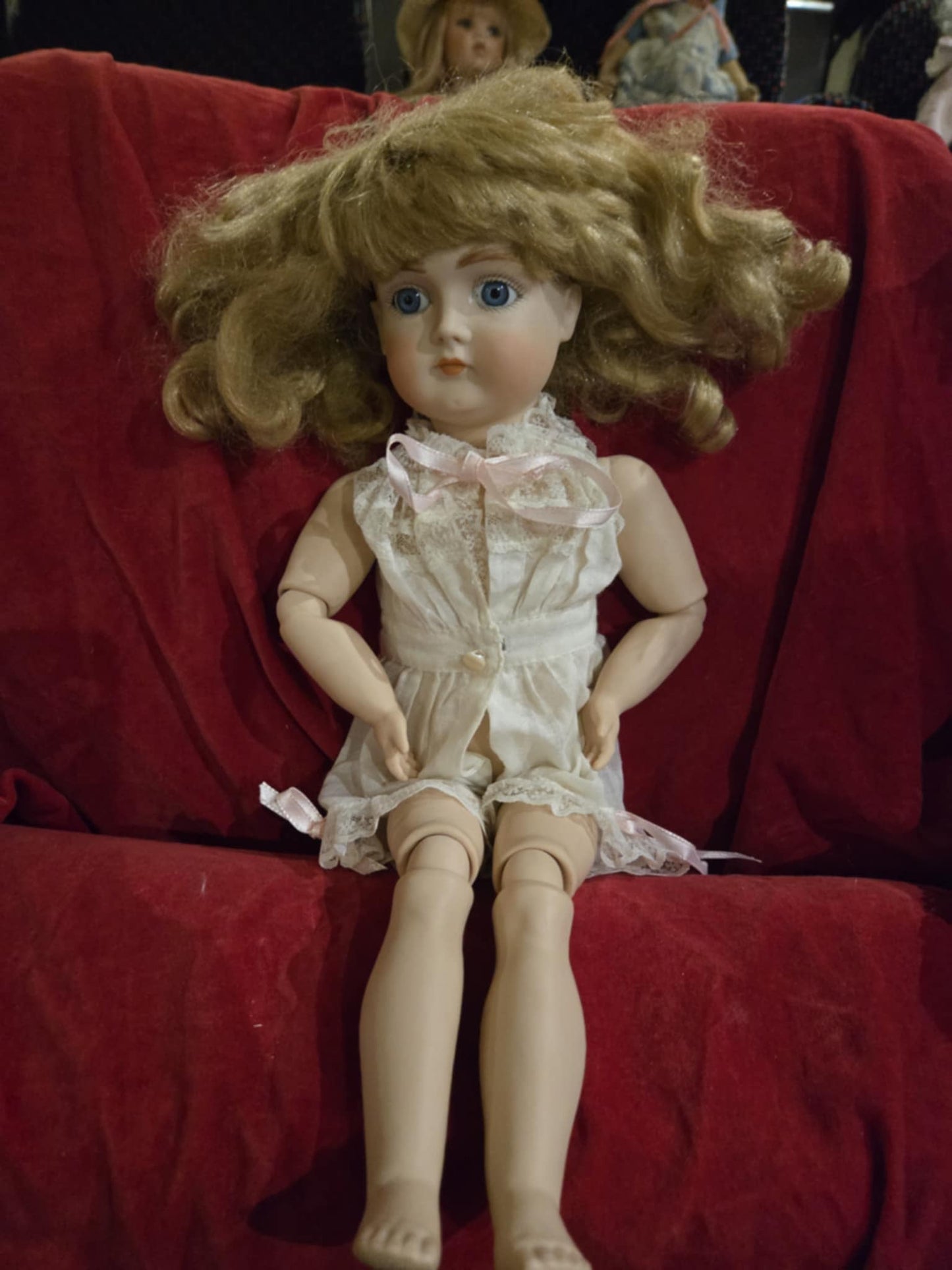 Poupée antique articulée en porcelaine