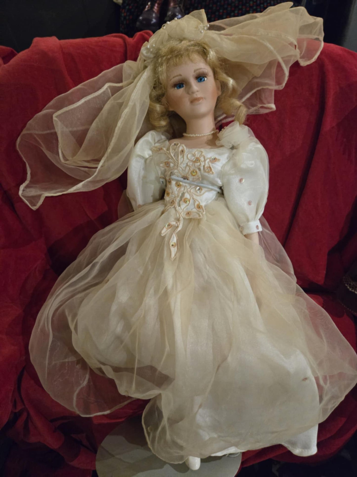 Poupée vintage en robe de mariée