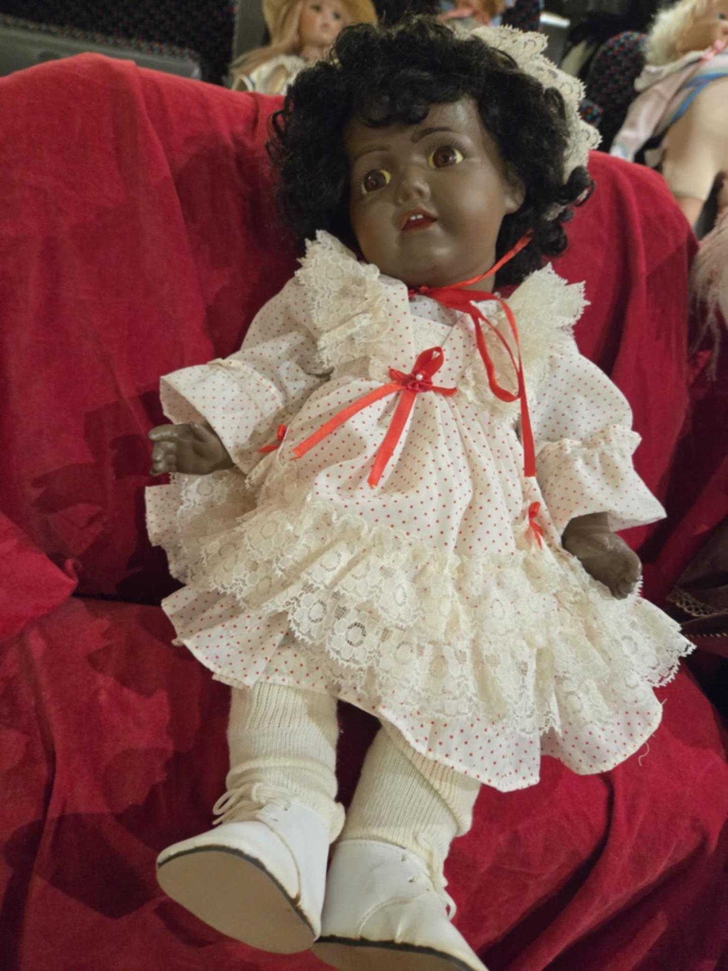 Poupée vintage en robe blanche