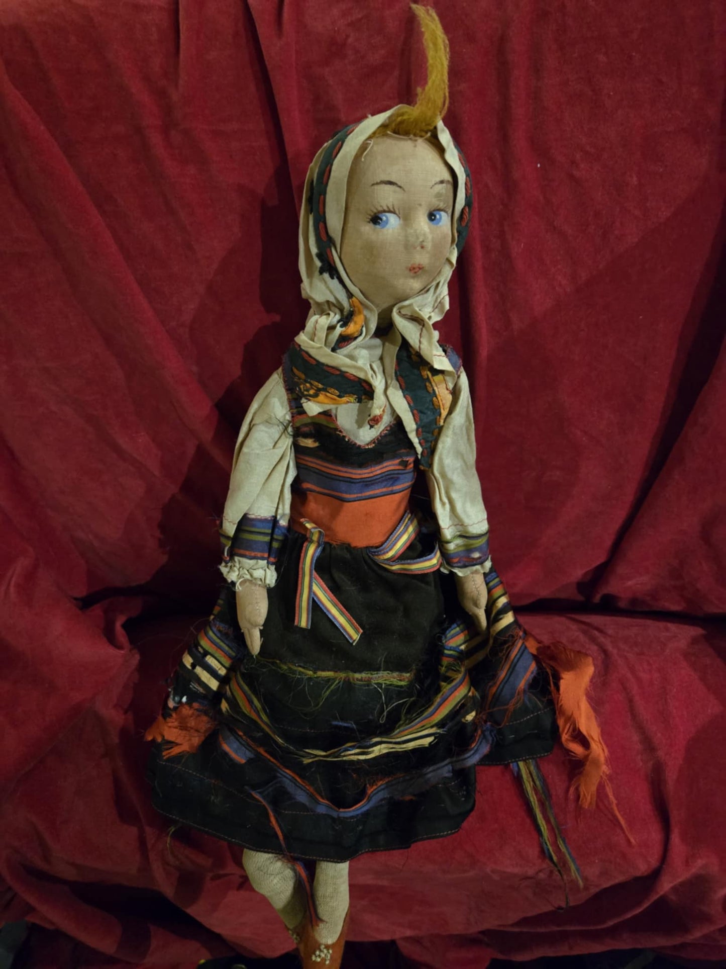 Petit poupée européenne antique en tenue folklorique