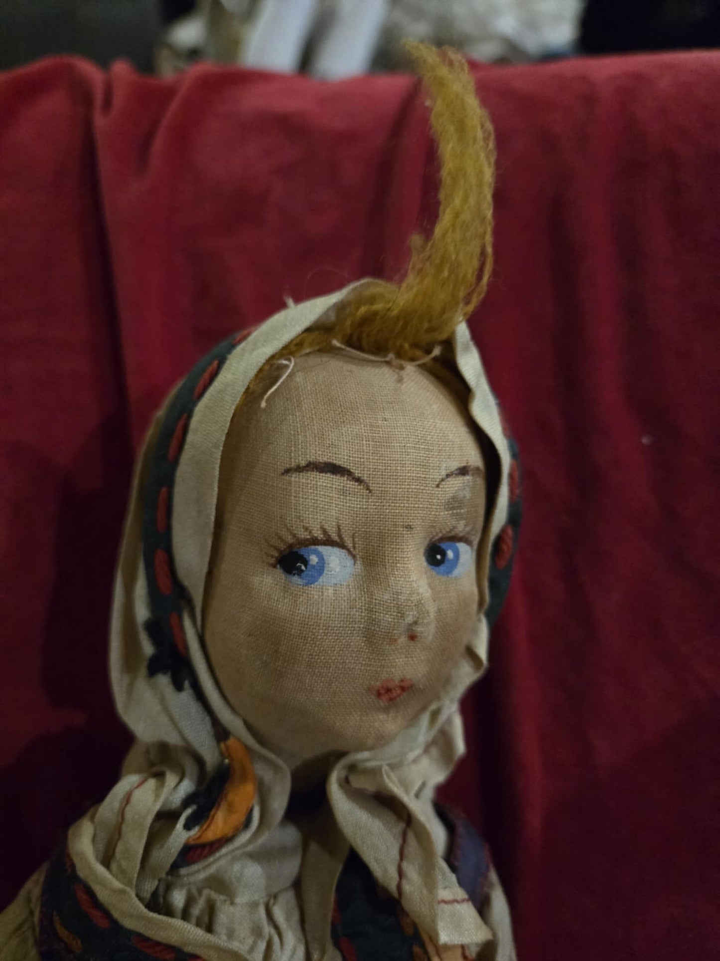 Petit poupée européenne antique en tenue folklorique
