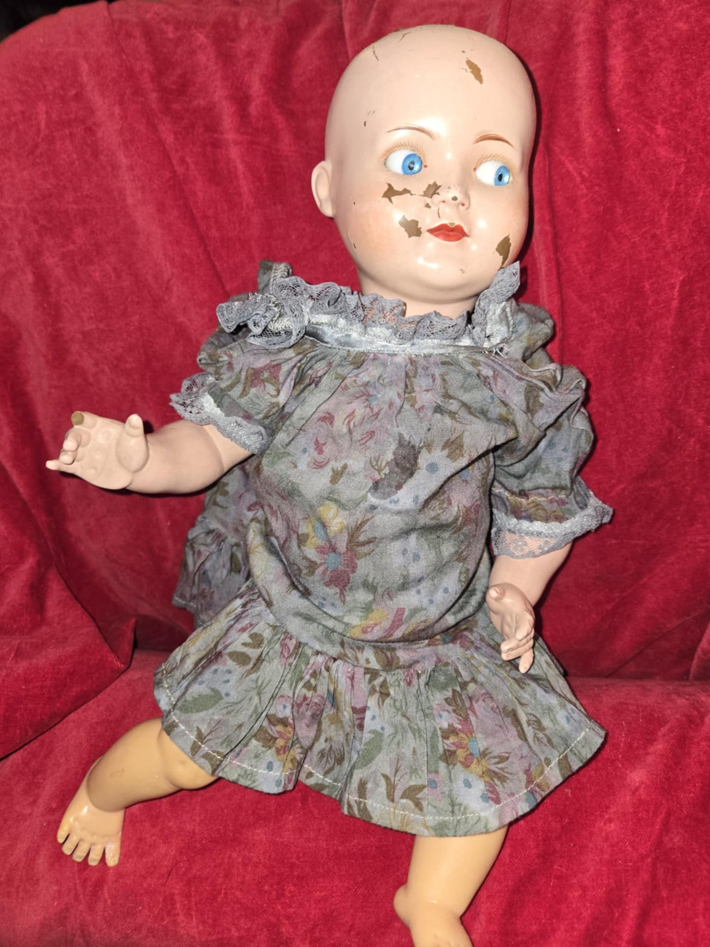 Poupée antique articulée en porcelaine avec cage