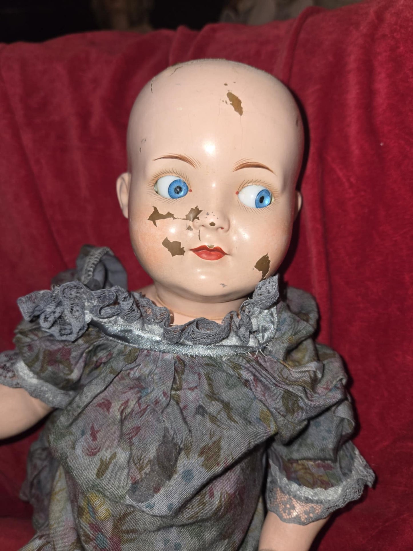 Poupée antique articulée en porcelaine avec cage