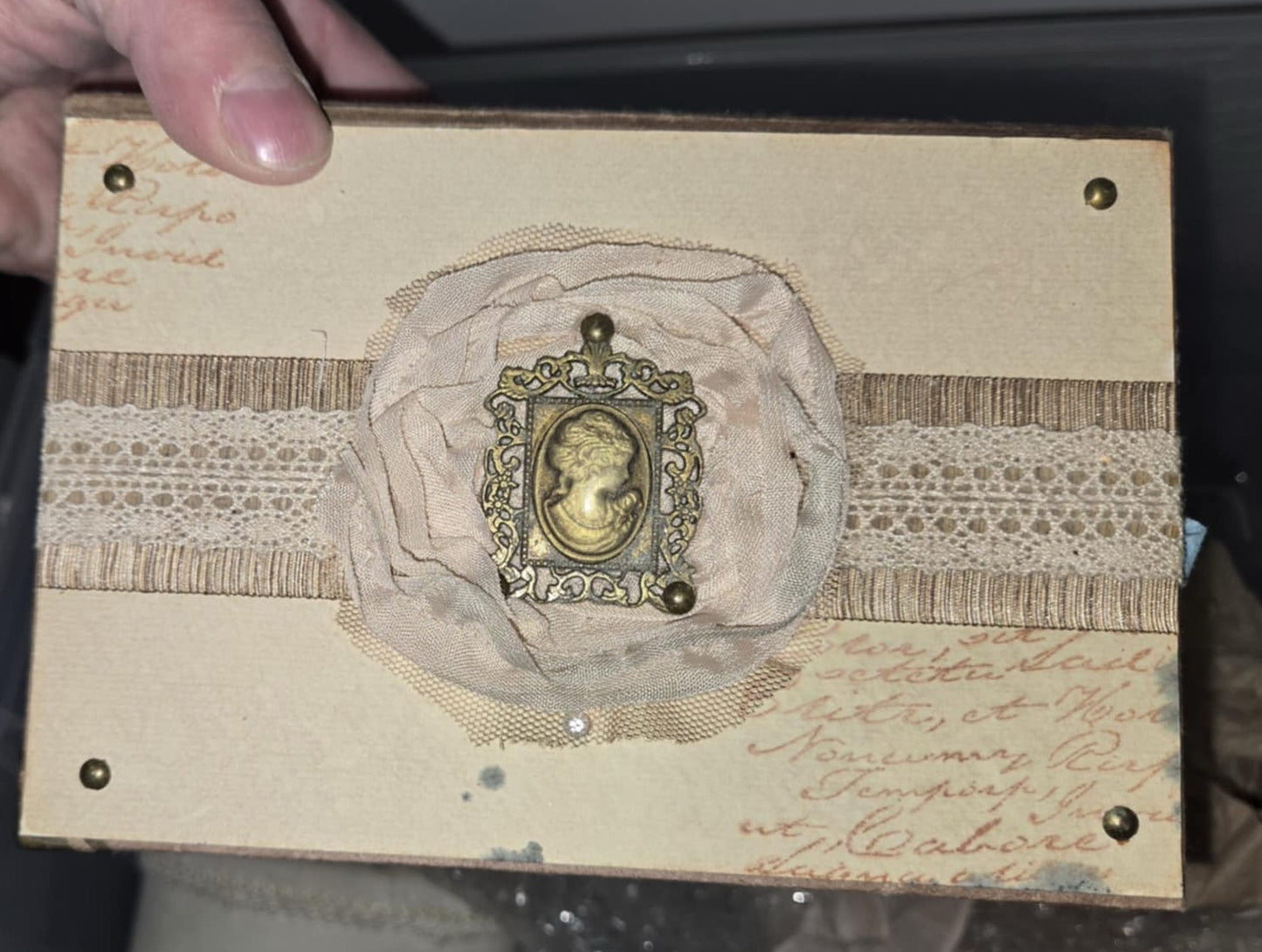 Broche ornementale antique en laiton repoussé.