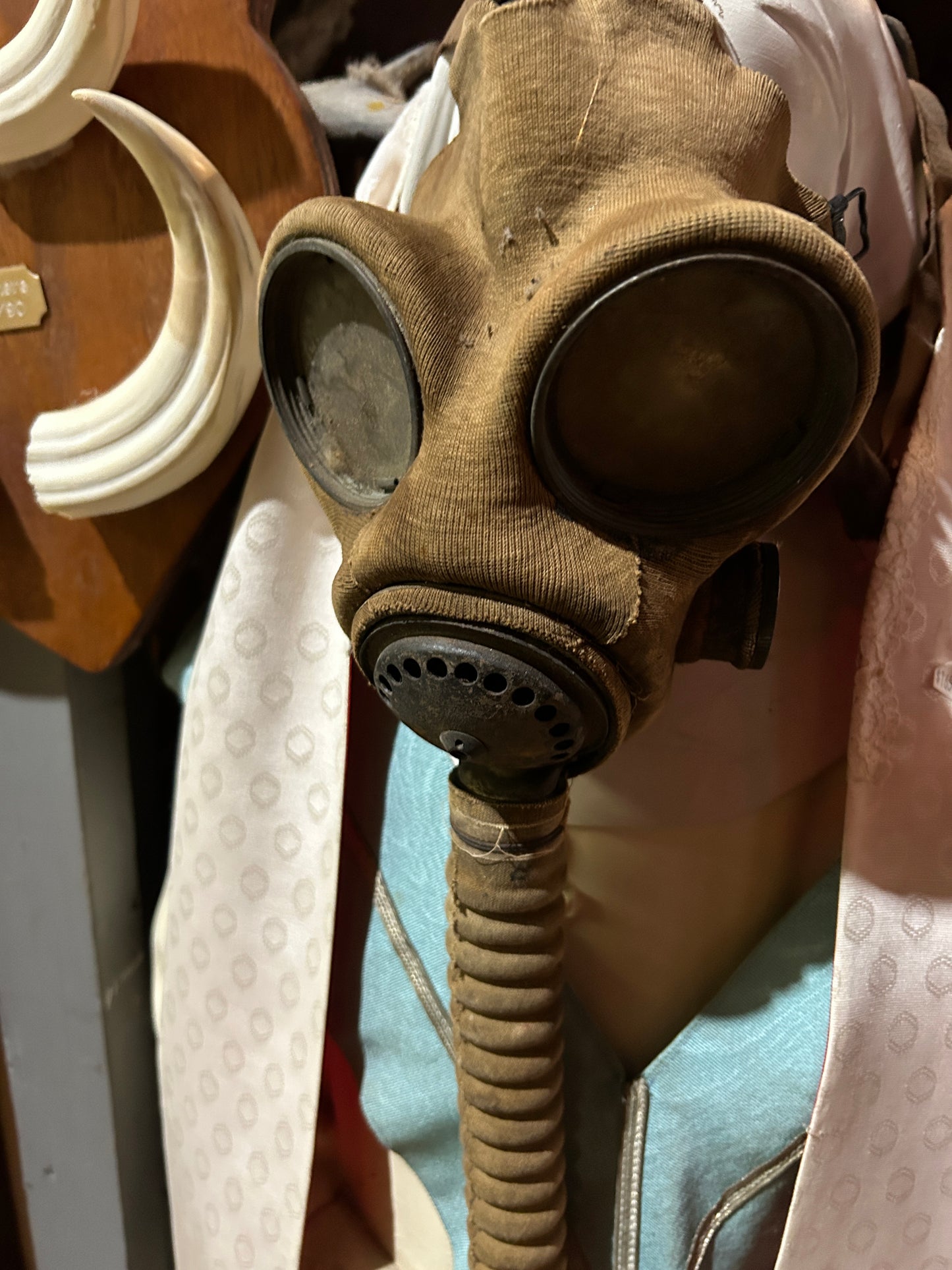 Masque à gaz antique complet WW2