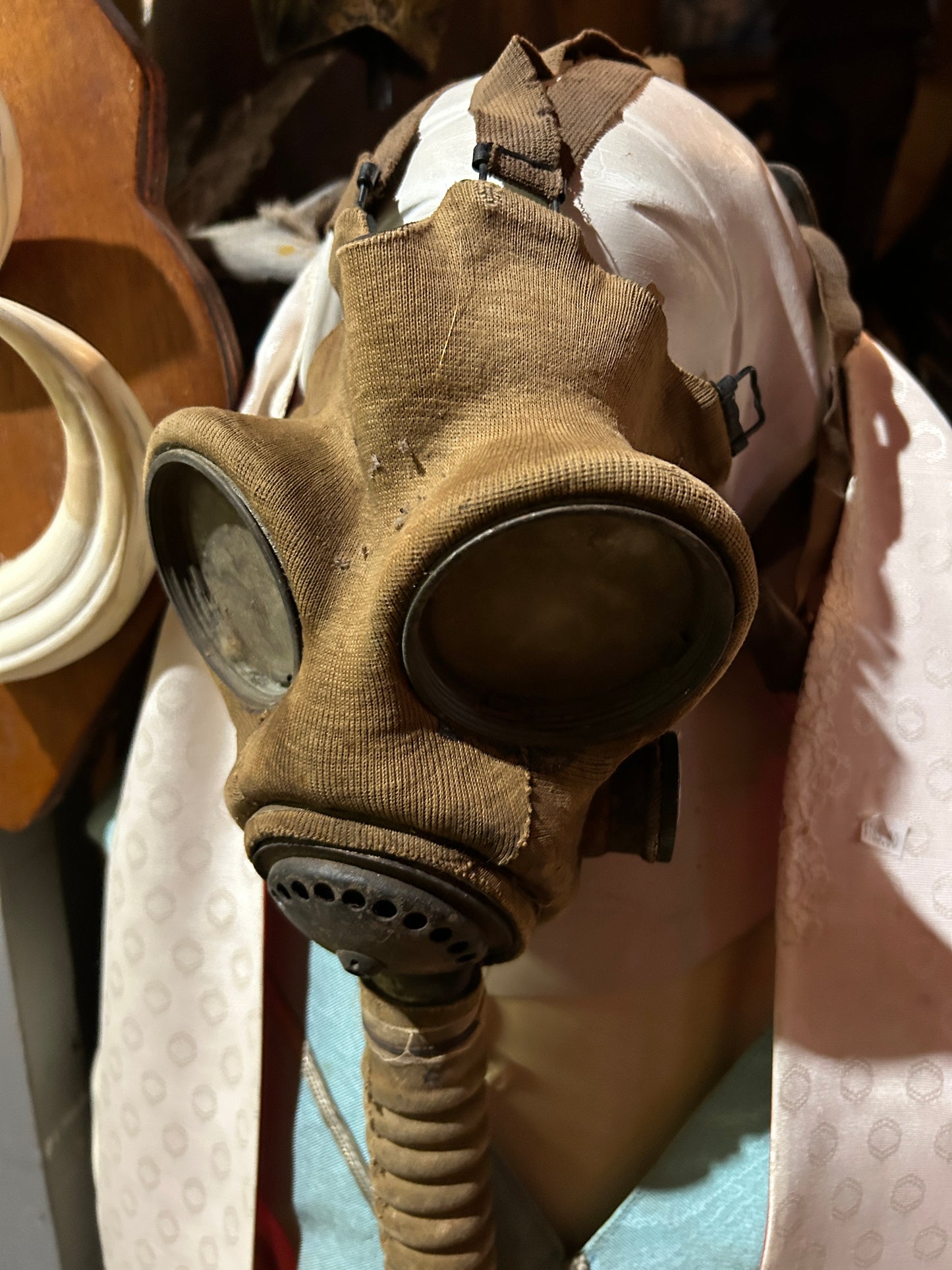 Masque à gaz antique complet WW2