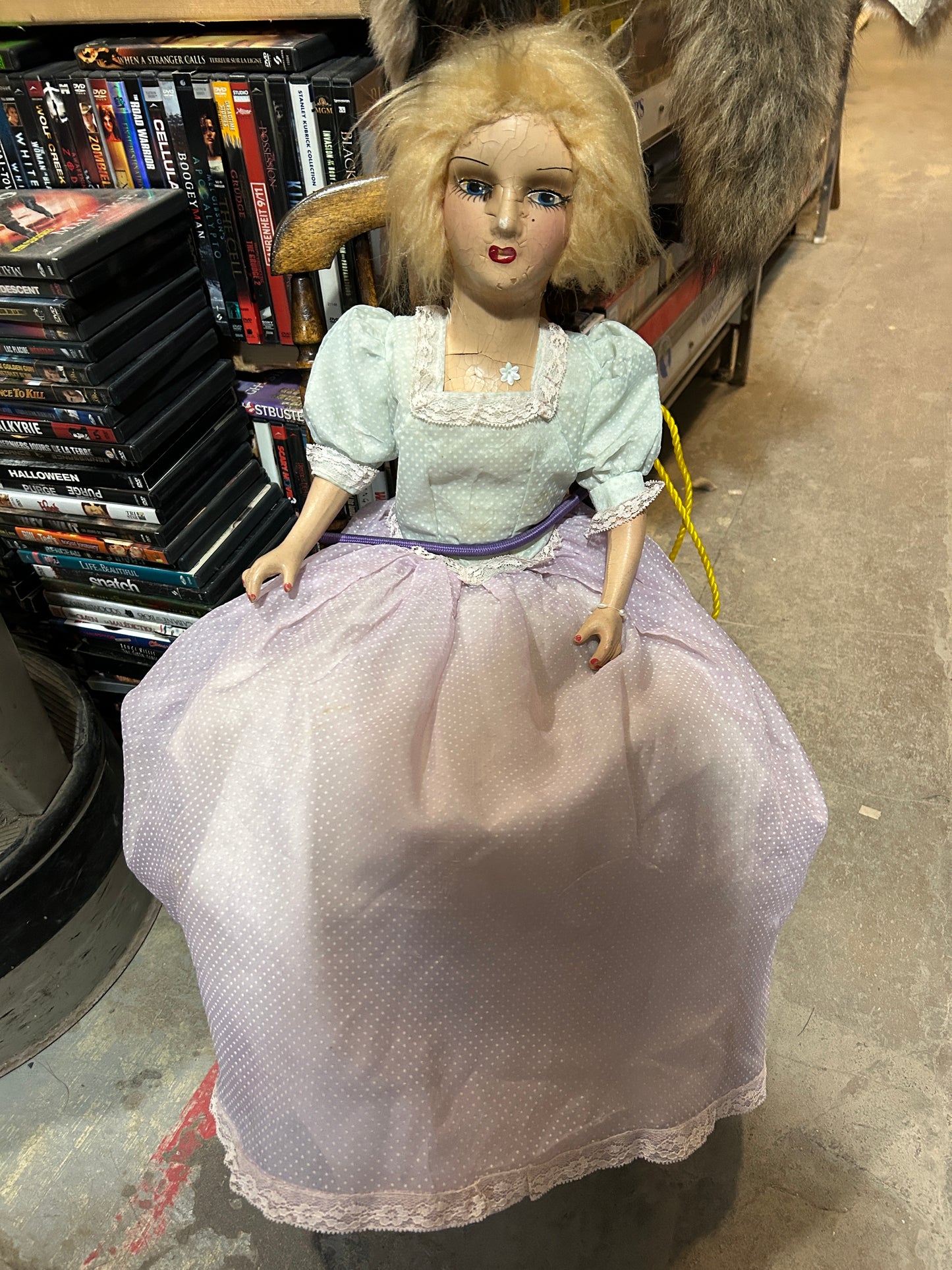 Poupée antique "Boudoir Bed Doll" sur chaise berçante