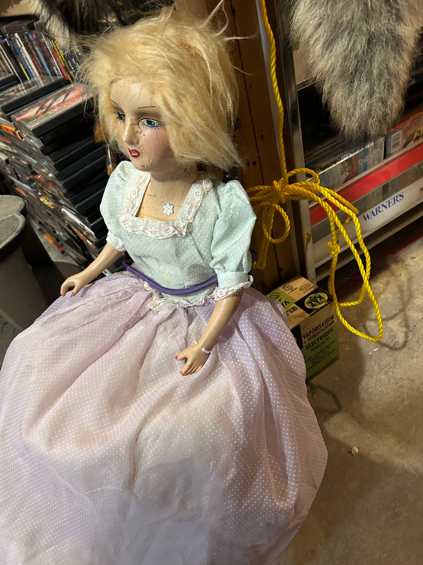 Poupée antique "Boudoir Bed Doll" sur chaise berçante