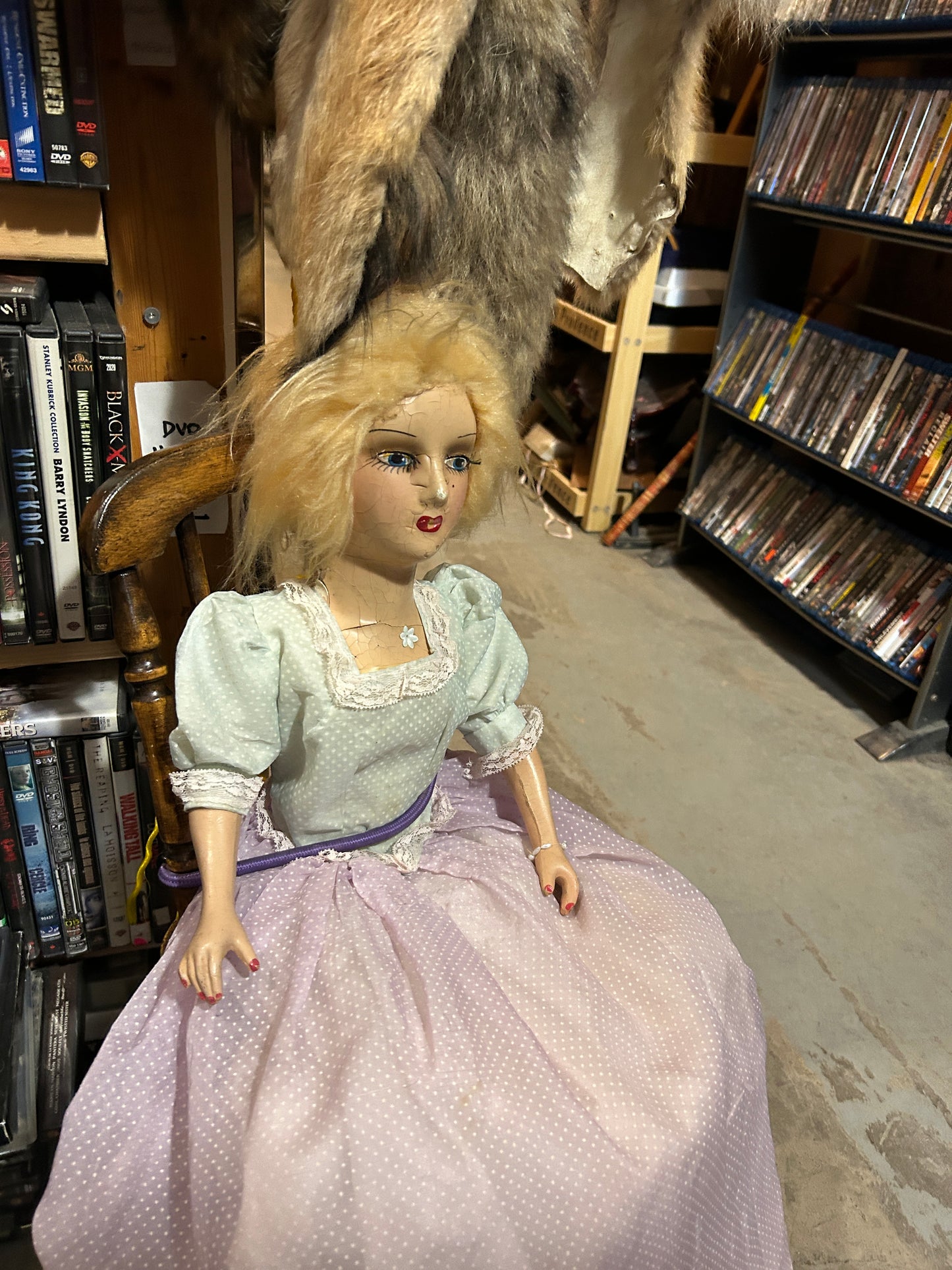 Poupée antique "Boudoir Bed Doll" sur chaise berçante