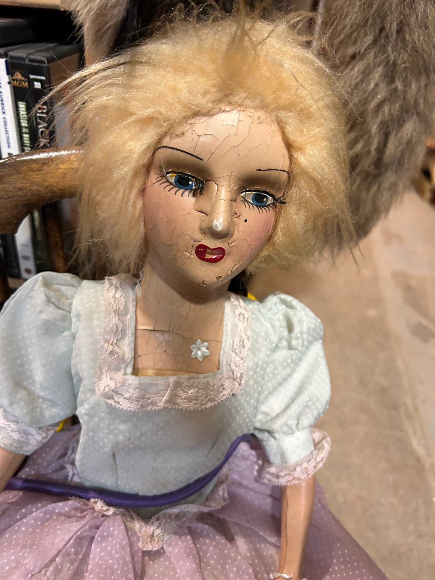 Poupée antique "Boudoir Bed Doll" sur chaise berçante