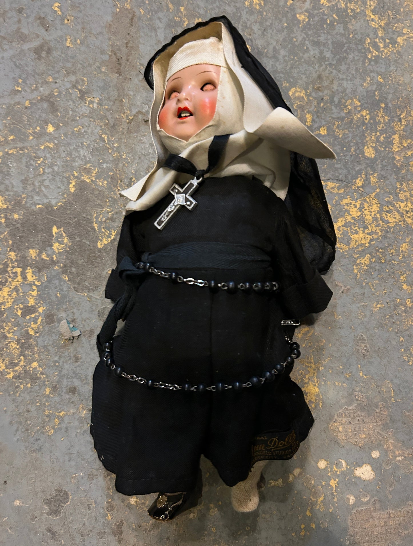 Poupée originale Nun Dolls