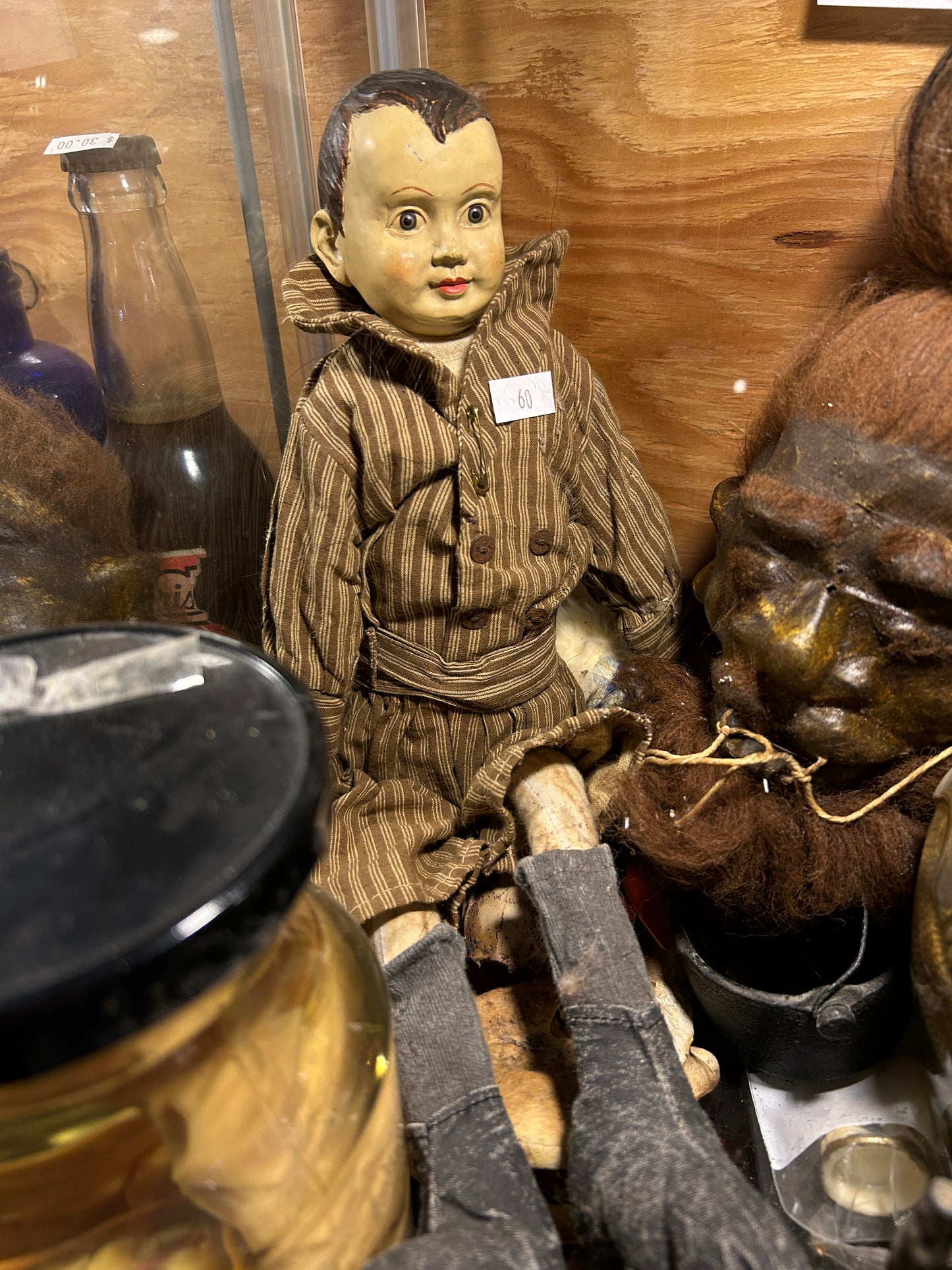 Poupée antique garçon en habit rayé