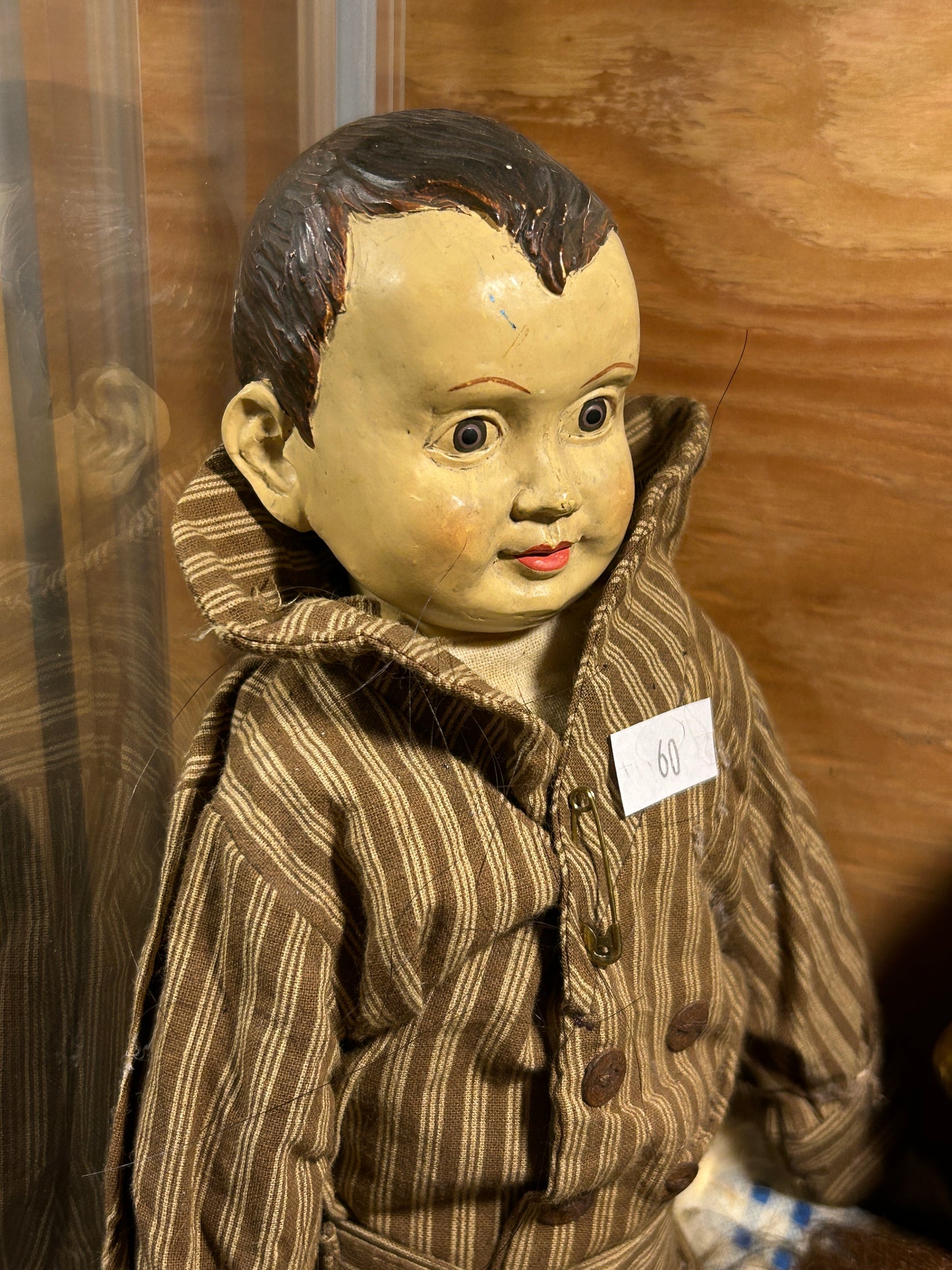 Poupée antique garçon en habit rayé