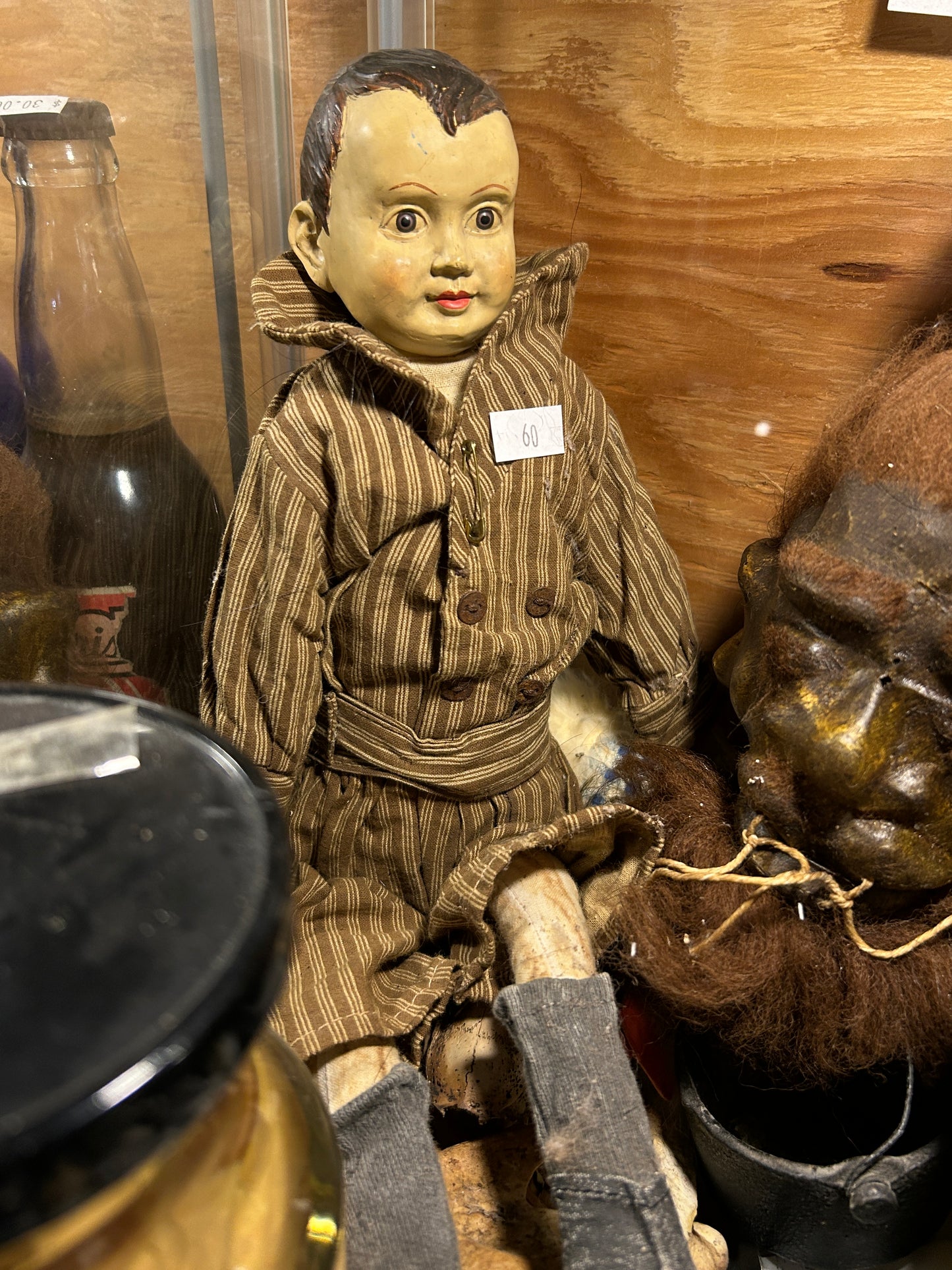 Poupée antique garçon en habit rayé