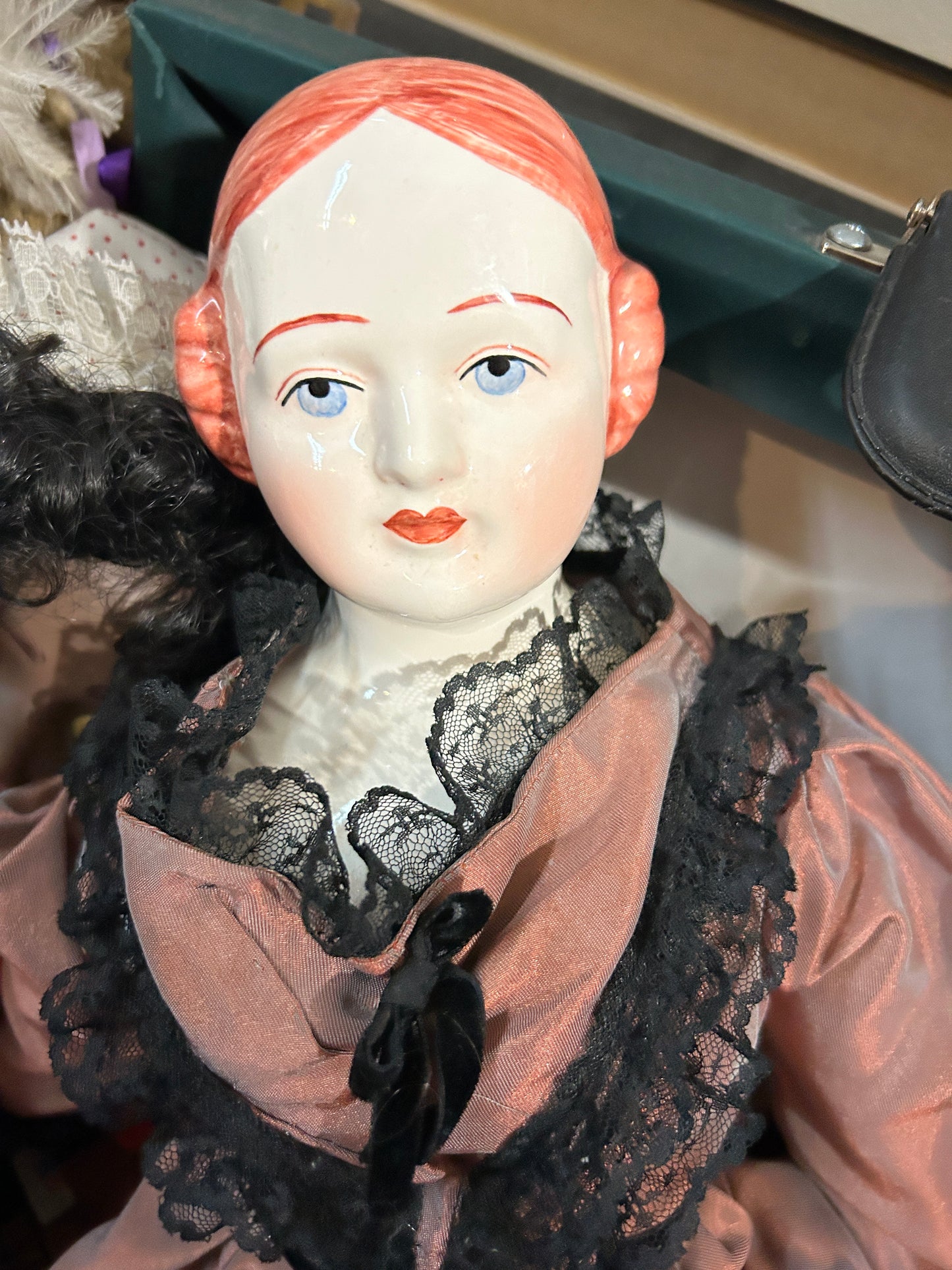 Poupée européenne antique en porcelaine cheveux roux