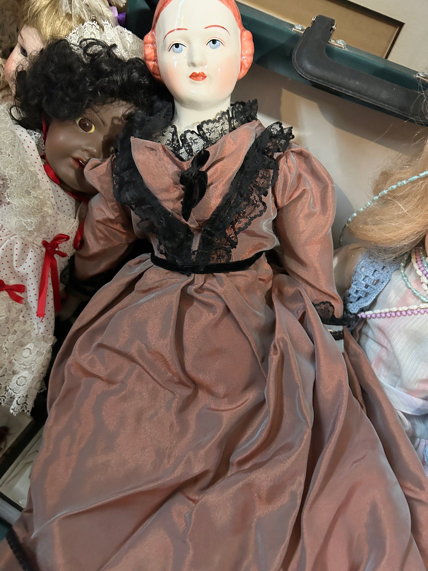 Poupée européenne antique en porcelaine cheveux roux
