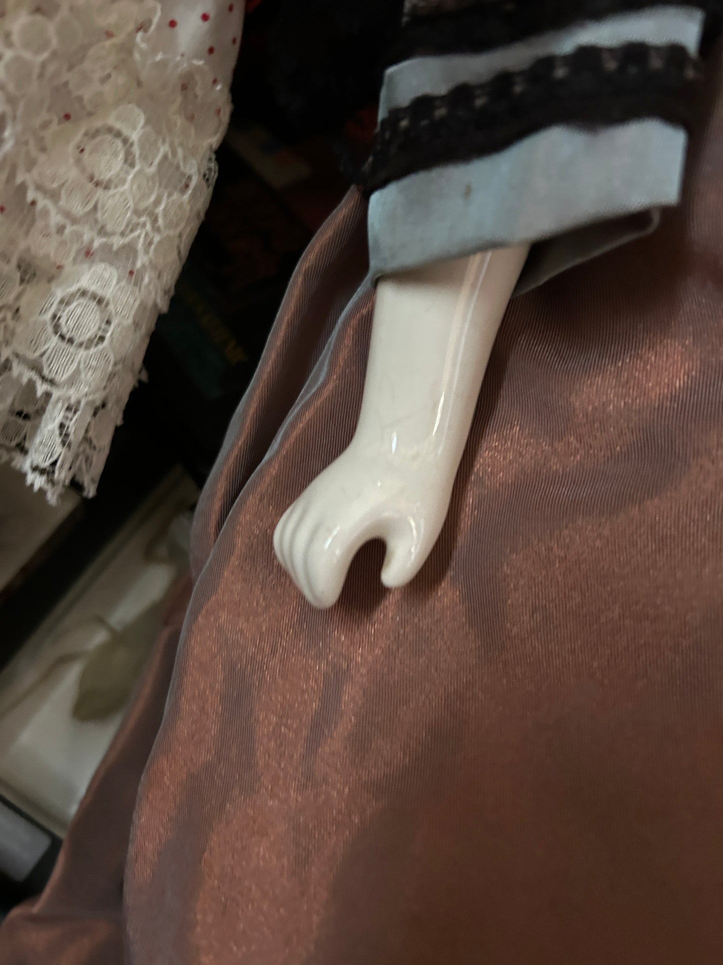 Poupée européenne antique en porcelaine cheveux roux