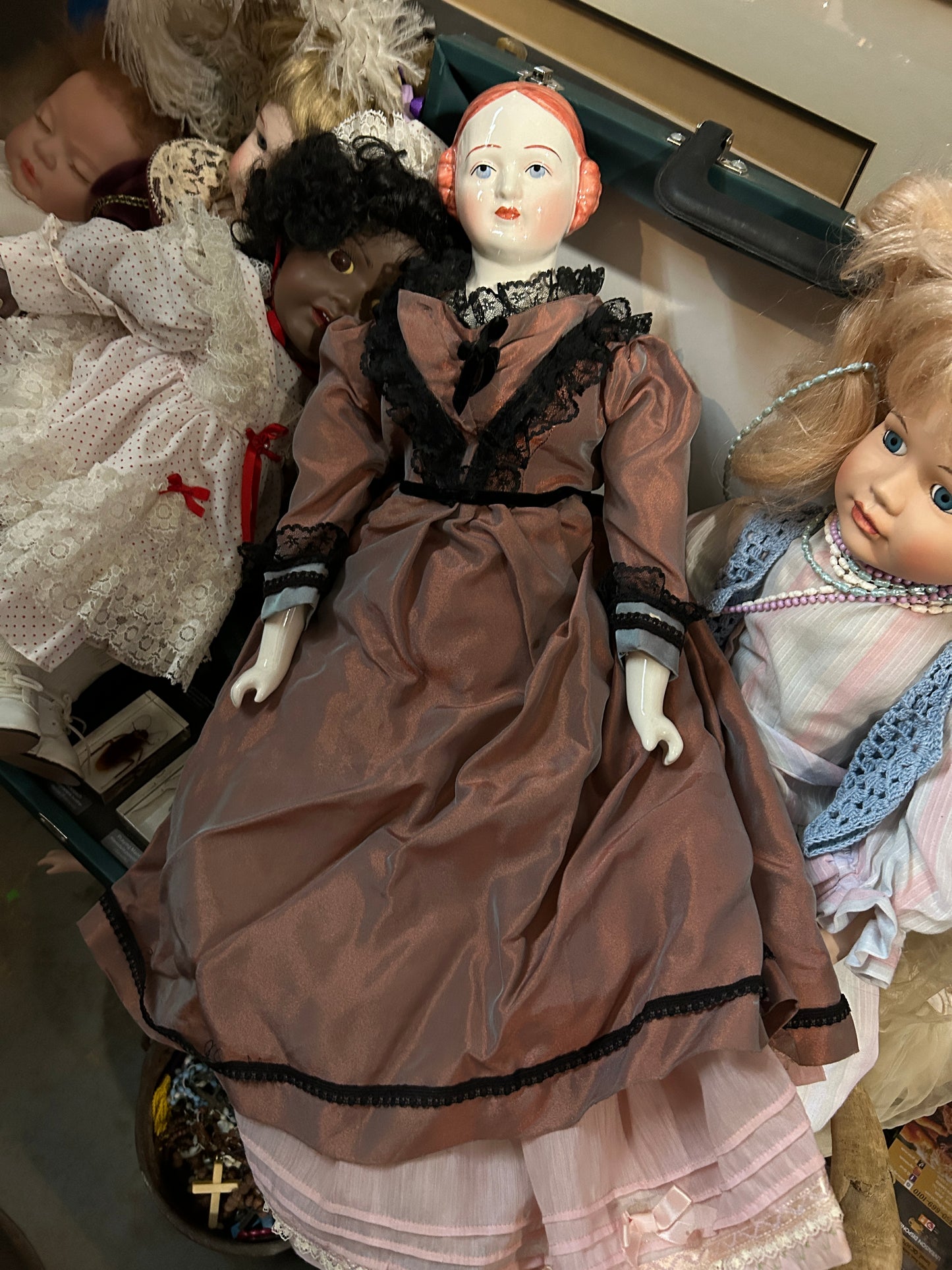 Poupée européenne antique en porcelaine cheveux roux