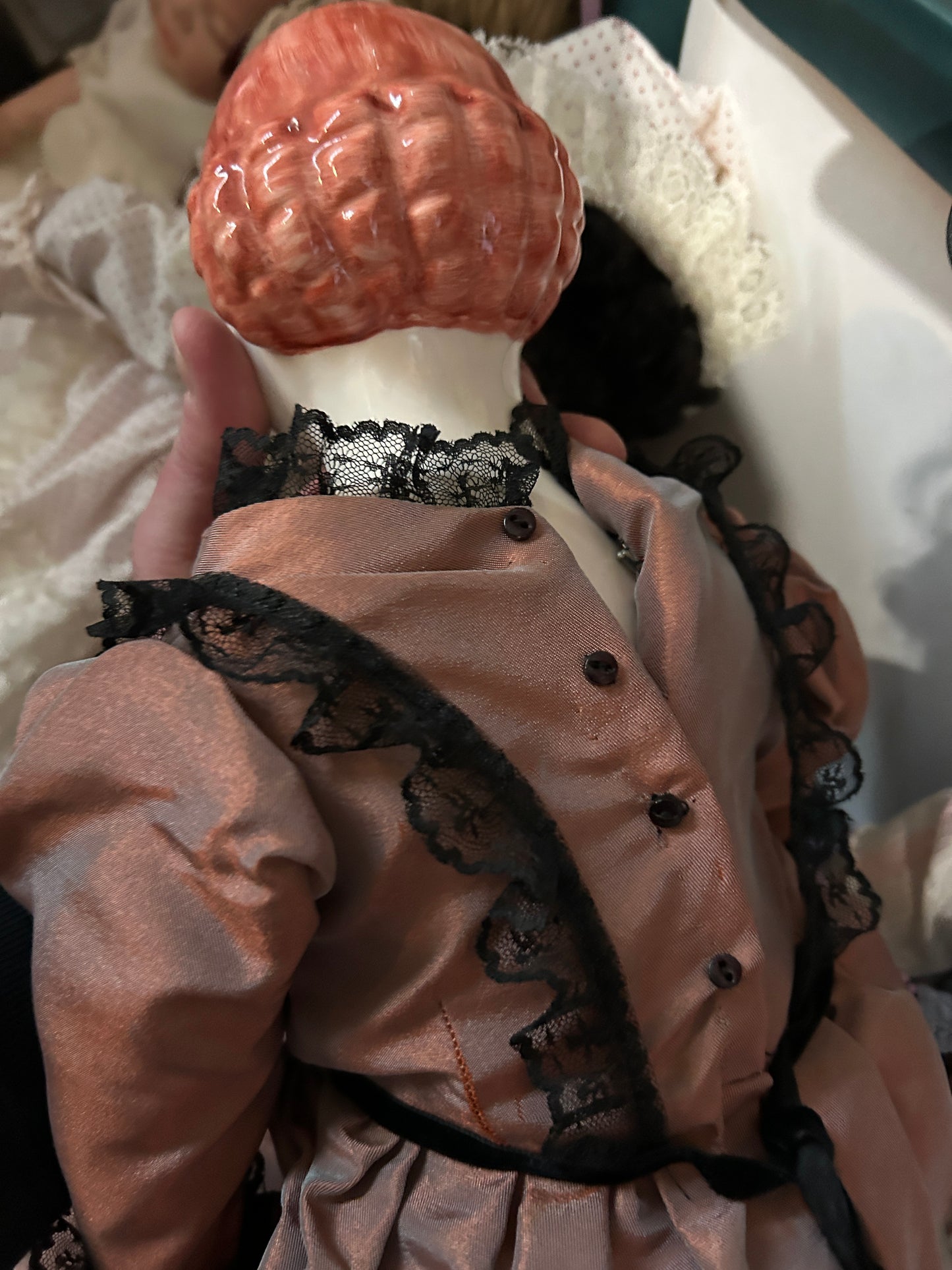 Poupée européenne antique en porcelaine cheveux roux
