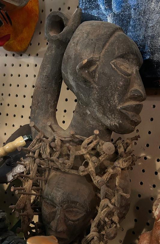 Idole vaudou authentique cloutée.