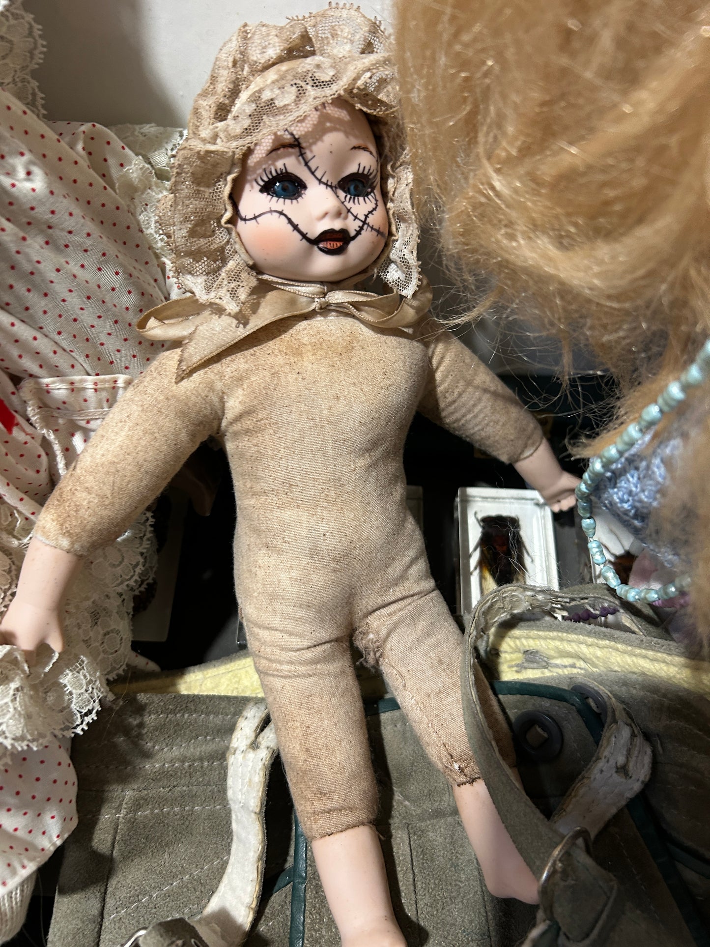 Poupée musicale antique en porcelaine rehaussée par une artiste